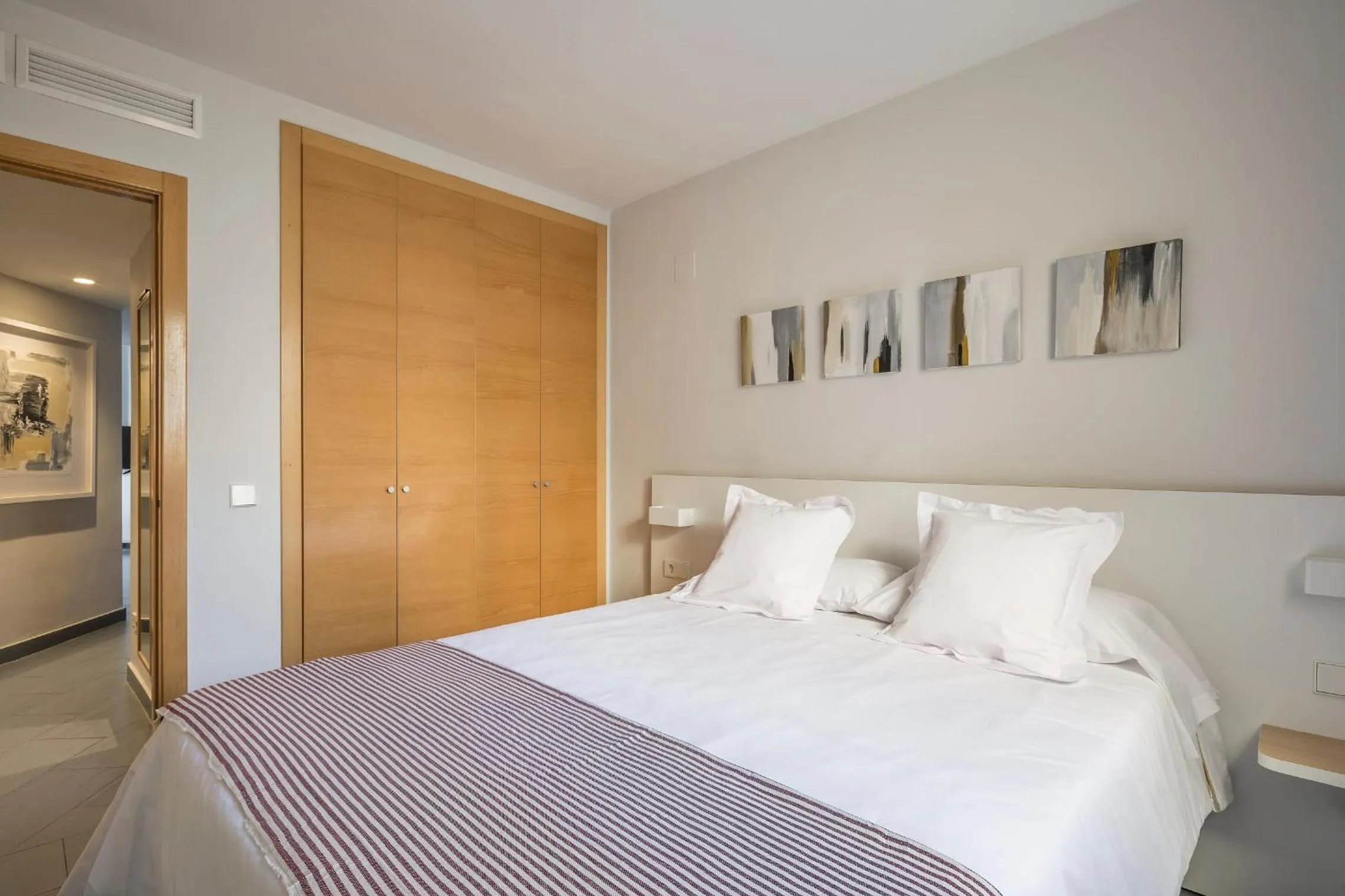 Photo of the whole room, Bed in Mon Suites Carmen