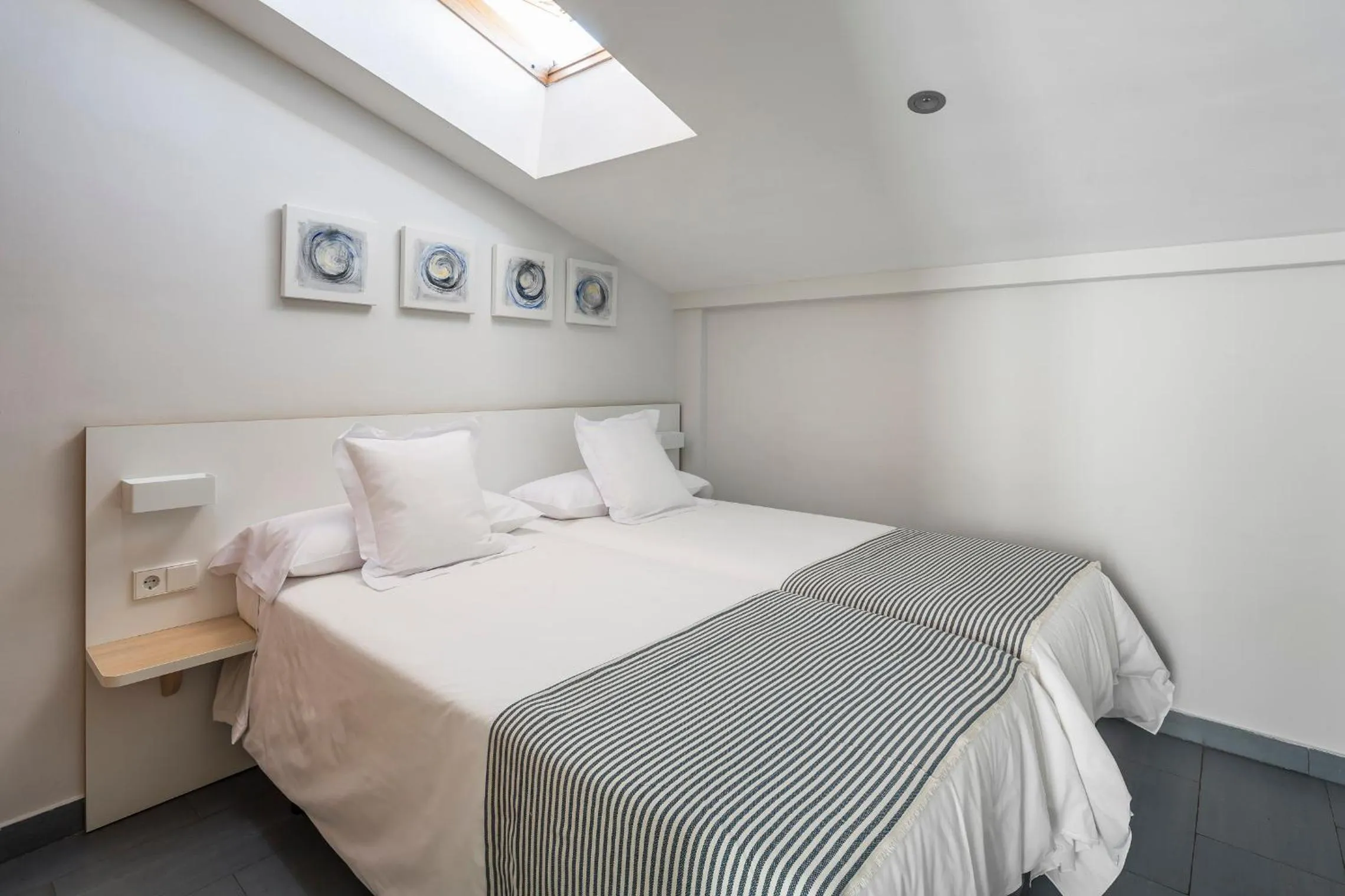 Photo of the whole room, Bed in Mon Suites Carmen