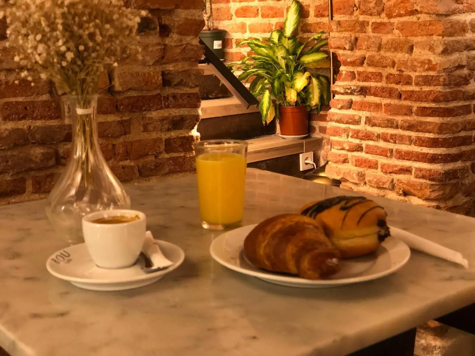 Breakfast in Cálamo Guesthouse
