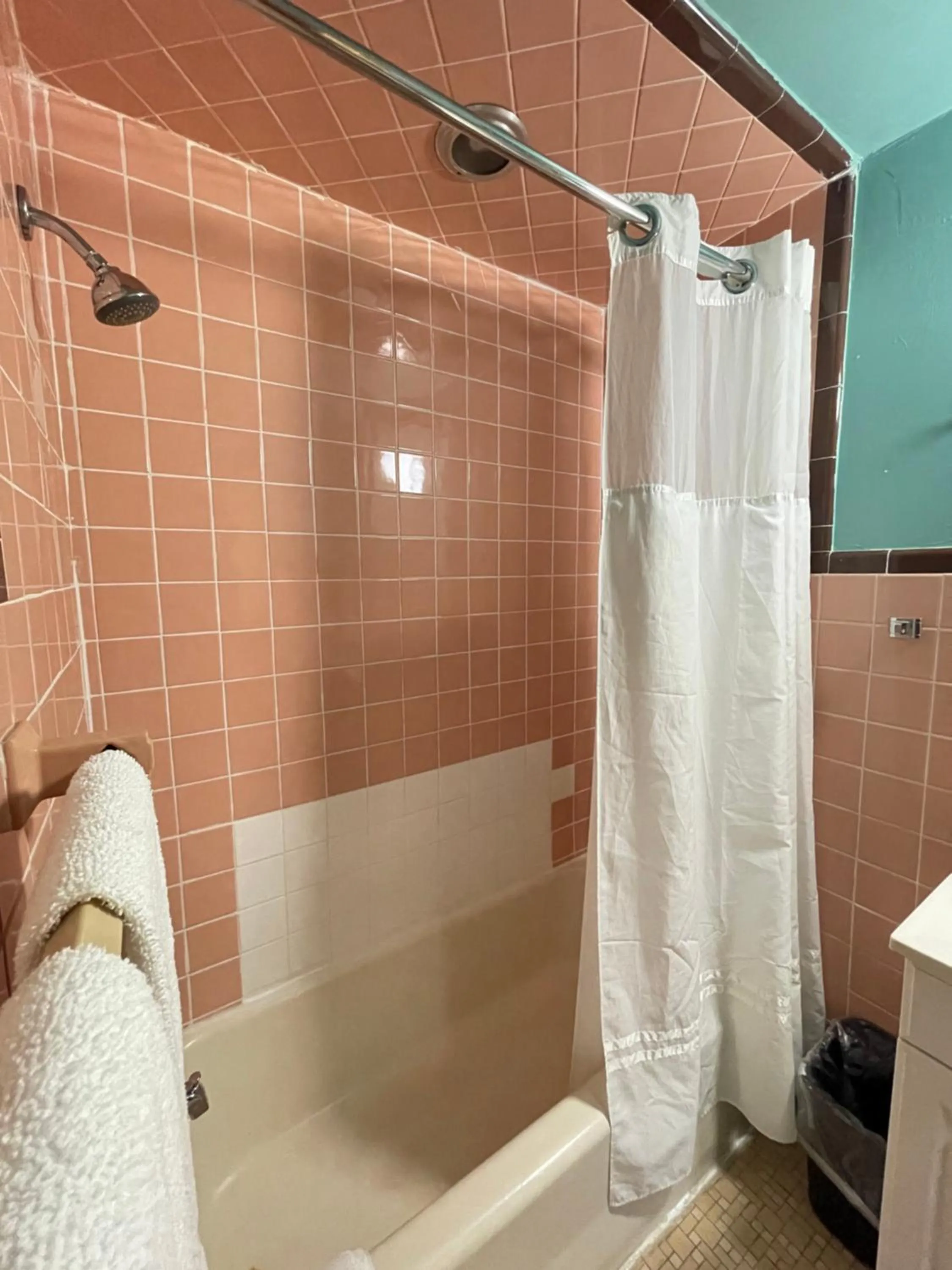 Shower in Best Motel Bowling Green