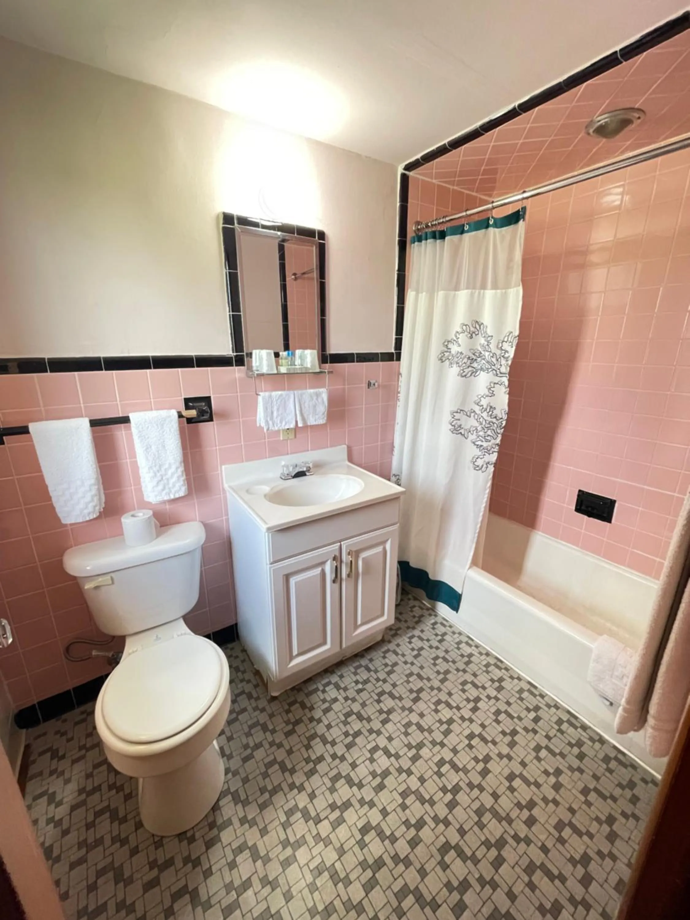 Shower in Best Motel Bowling Green