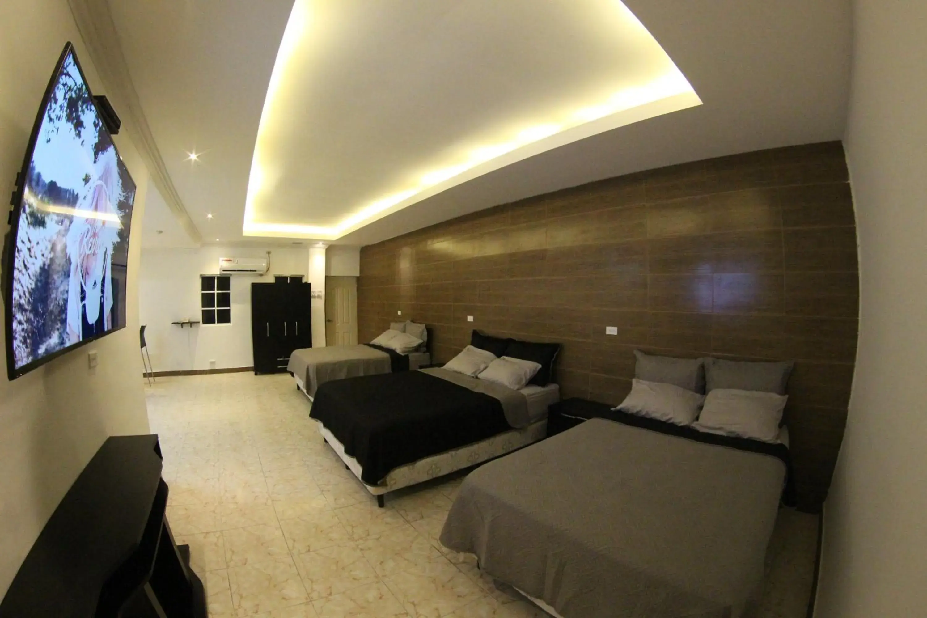 Triple Room with Private Bathroom in Hotel HSR Triple Room with Private Bathroom in Hotel HSR