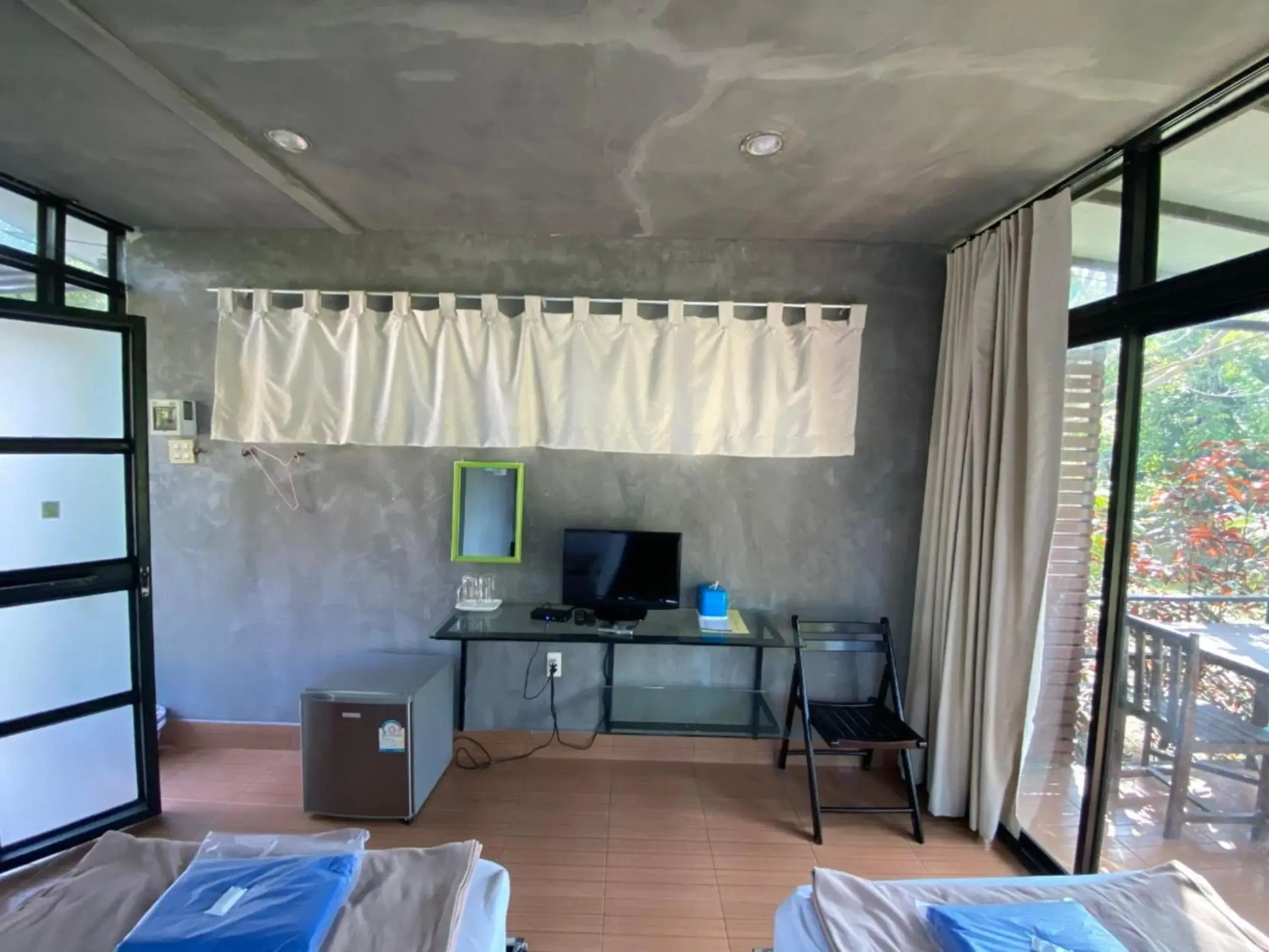 TV and multimedia, Bed in Baan Rim Nam Resort TV and multimedia, Bed in Baan Rim Nam Resort