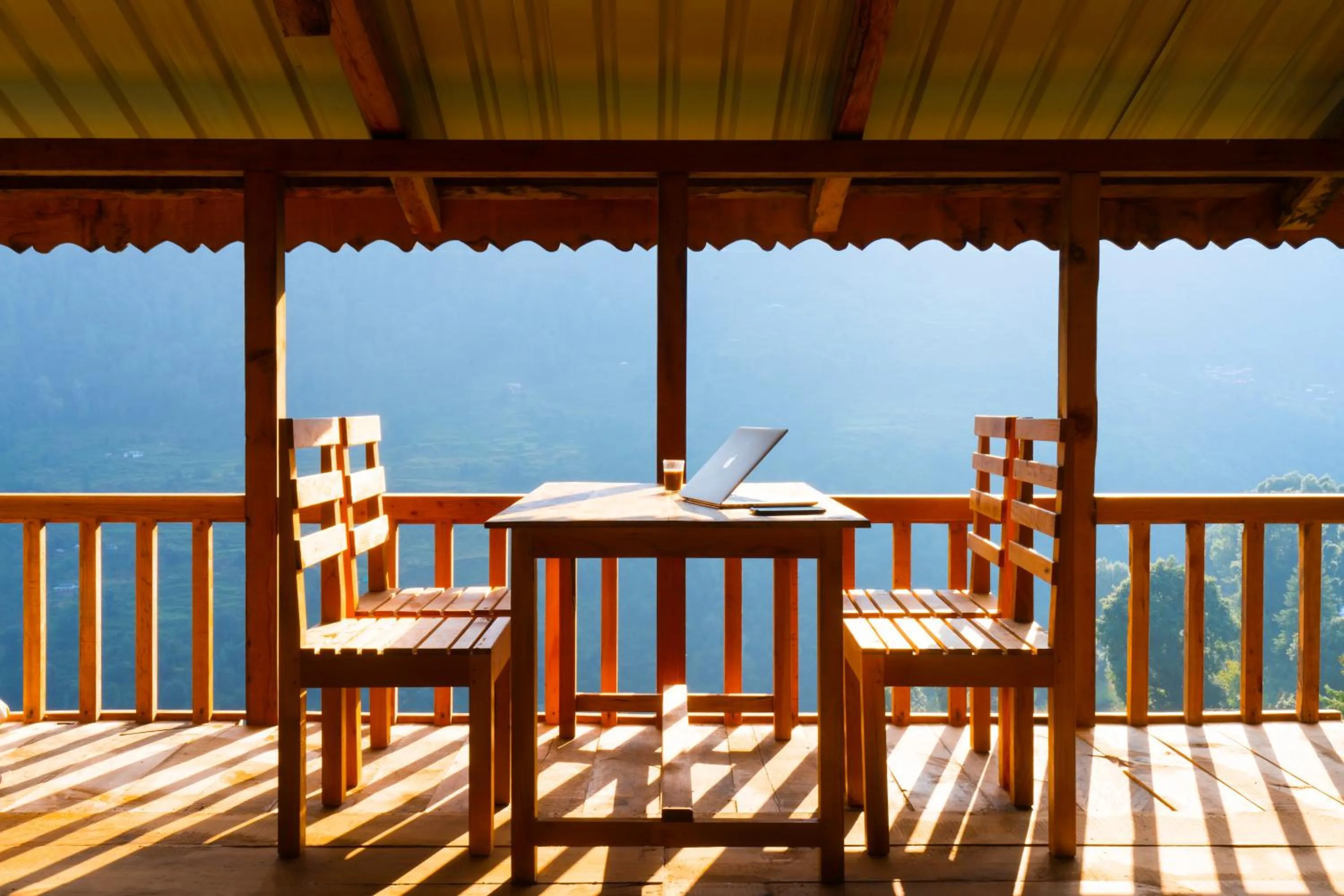 Communal lounge/ TV room in Zostel Shangarh, Kullu