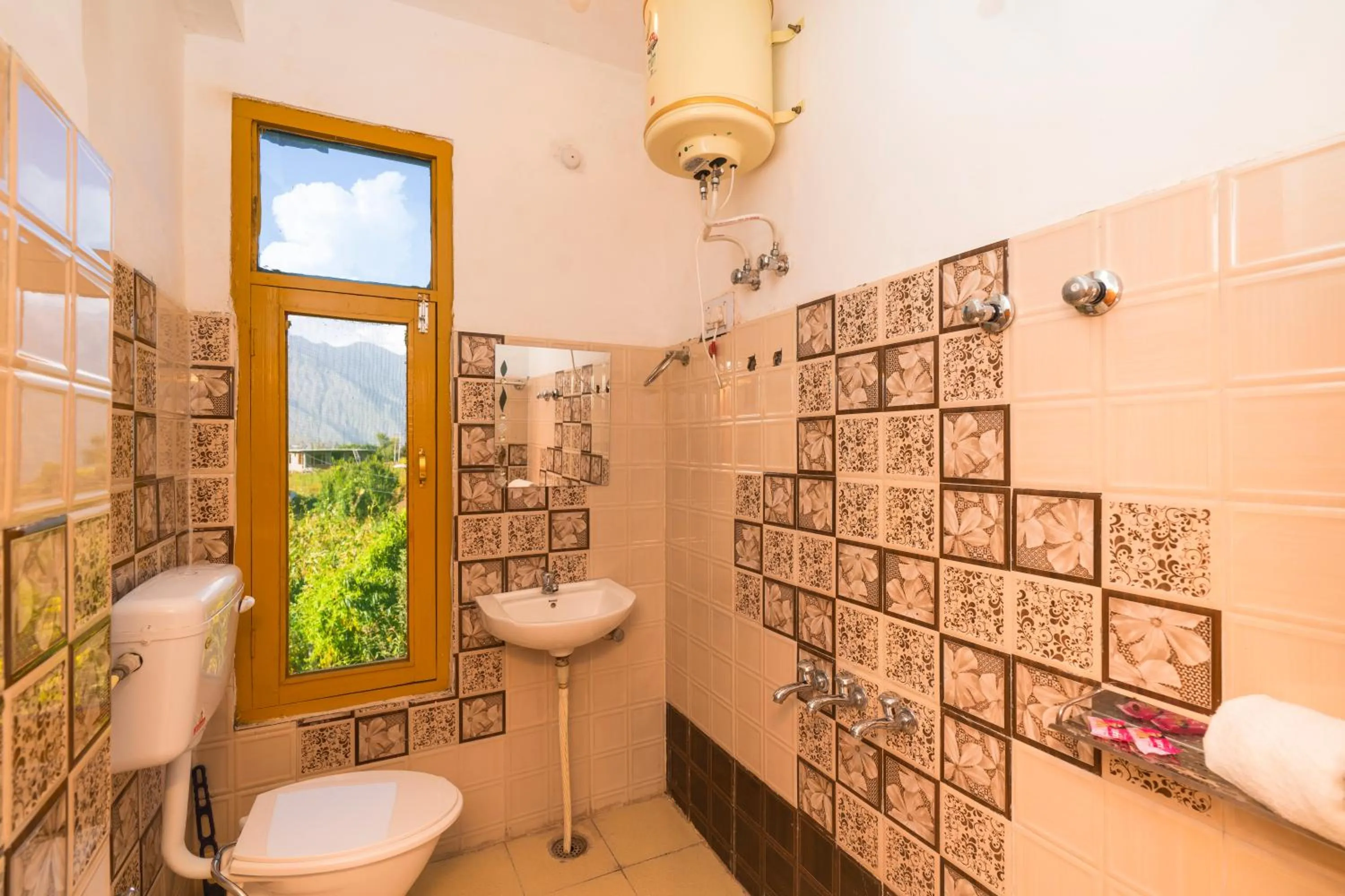 Toilet in Zostel Shangarh, Kullu