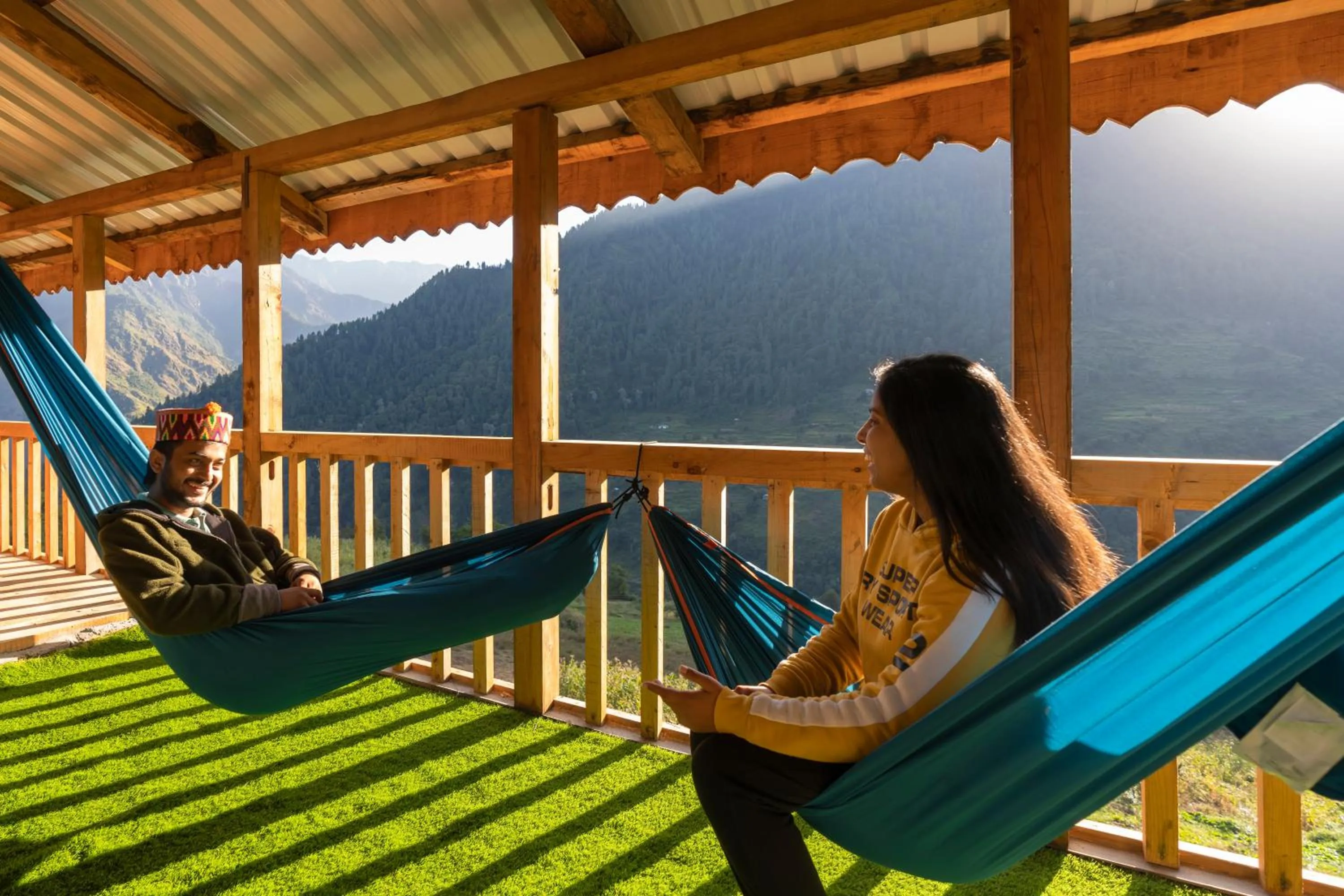 Communal lounge/ TV room in Zostel Shangarh, Kullu