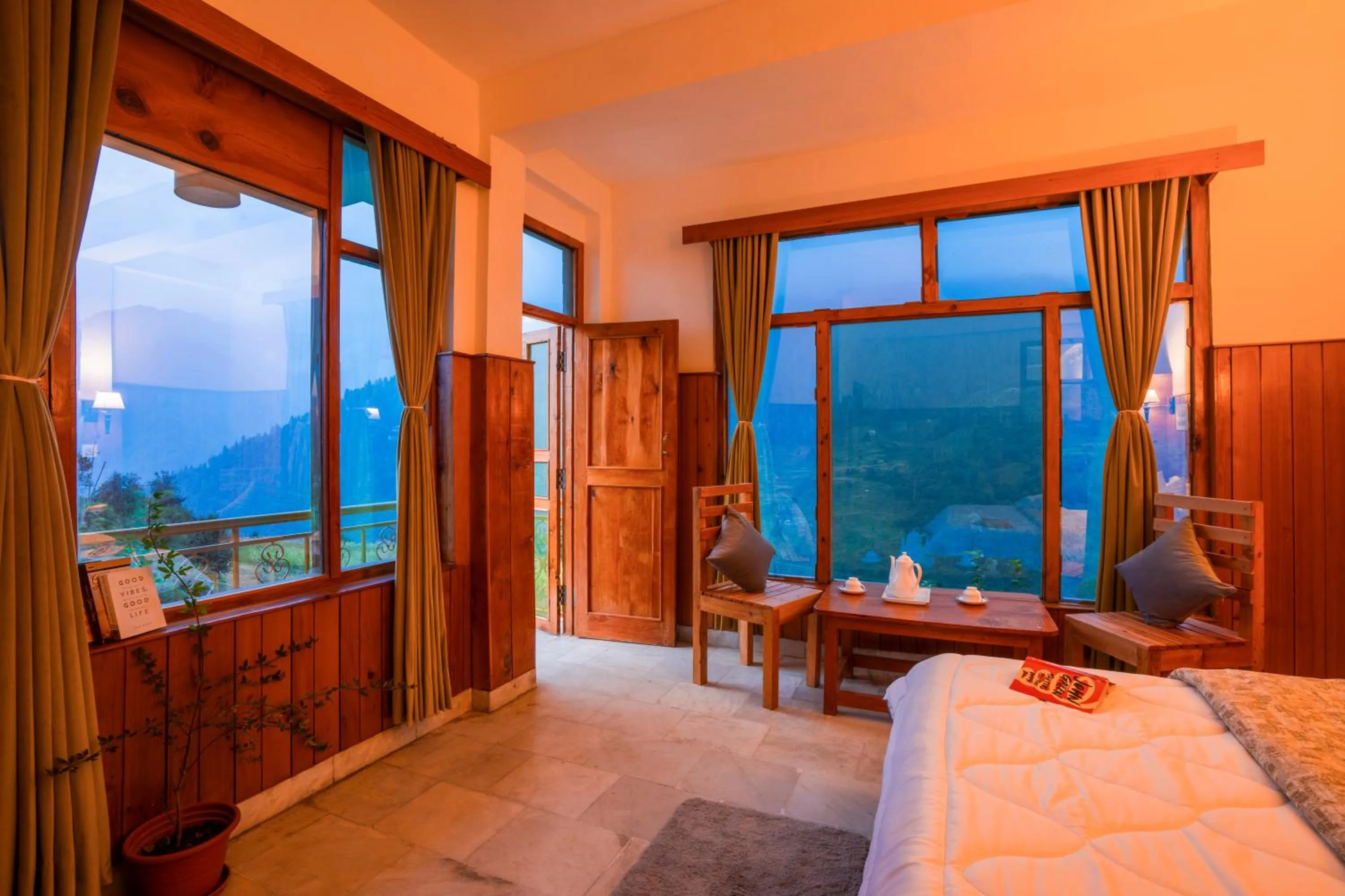 Spring, Bed in Zostel Shangarh, Kullu