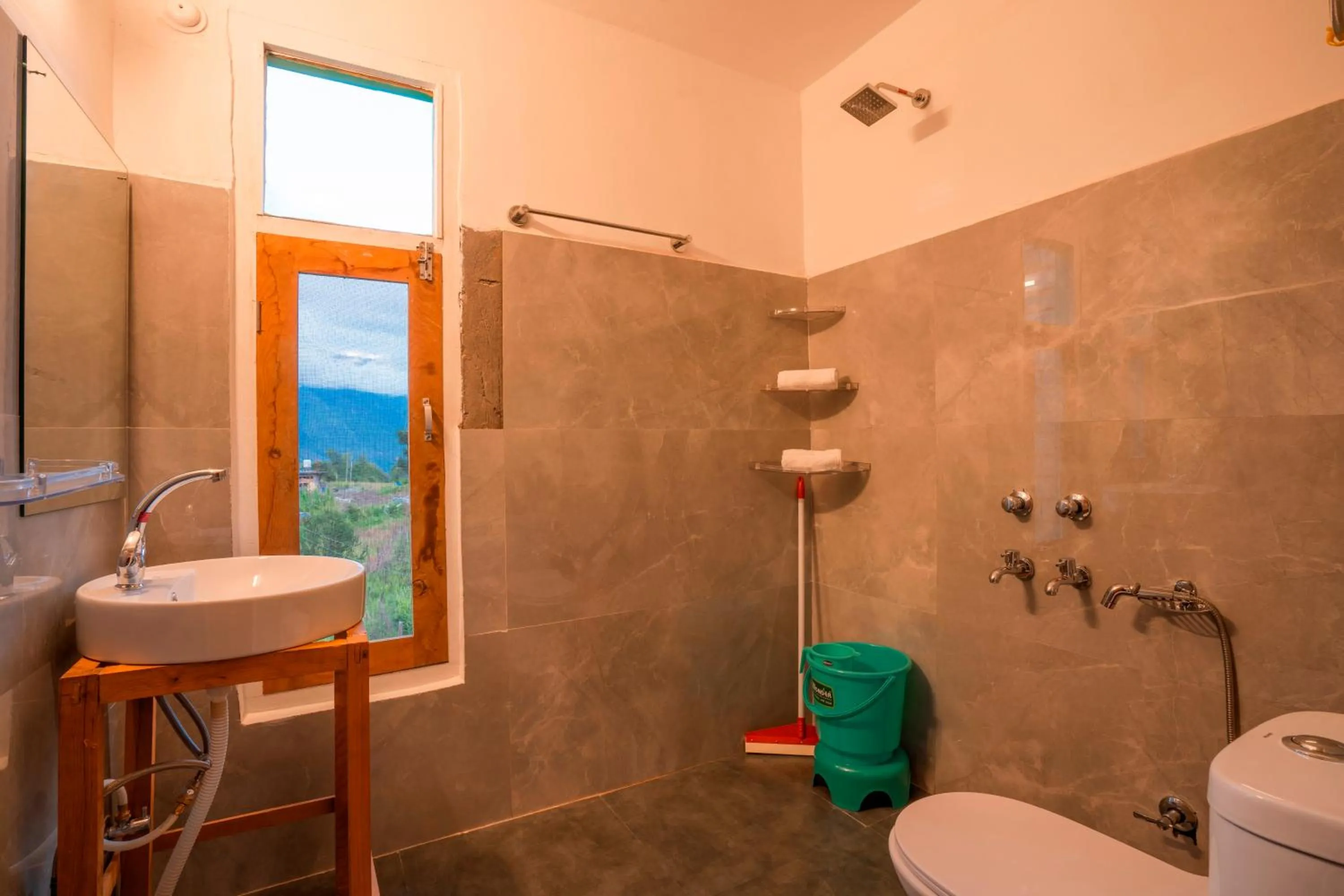 Toilet in Zostel Shangarh, Kullu