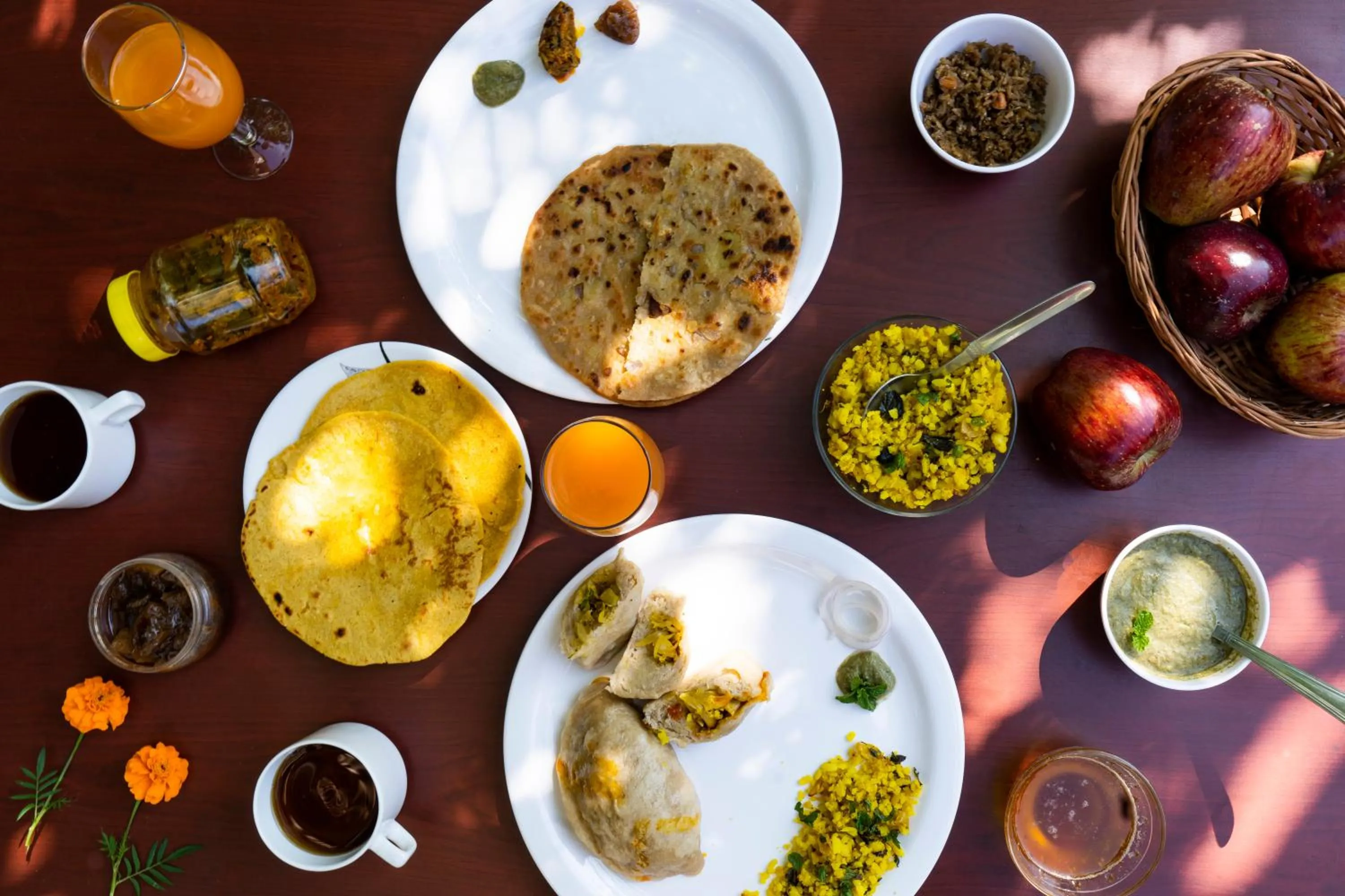 Communal lounge/ TV room in Zostel Shangarh, Kullu