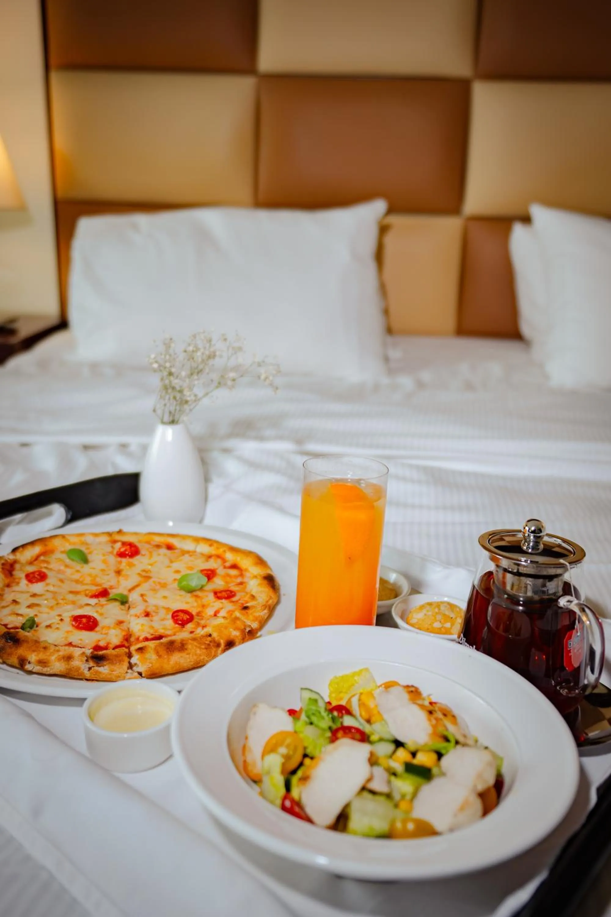 Food and drinks in Metropolitan Al Mafraq Hotel