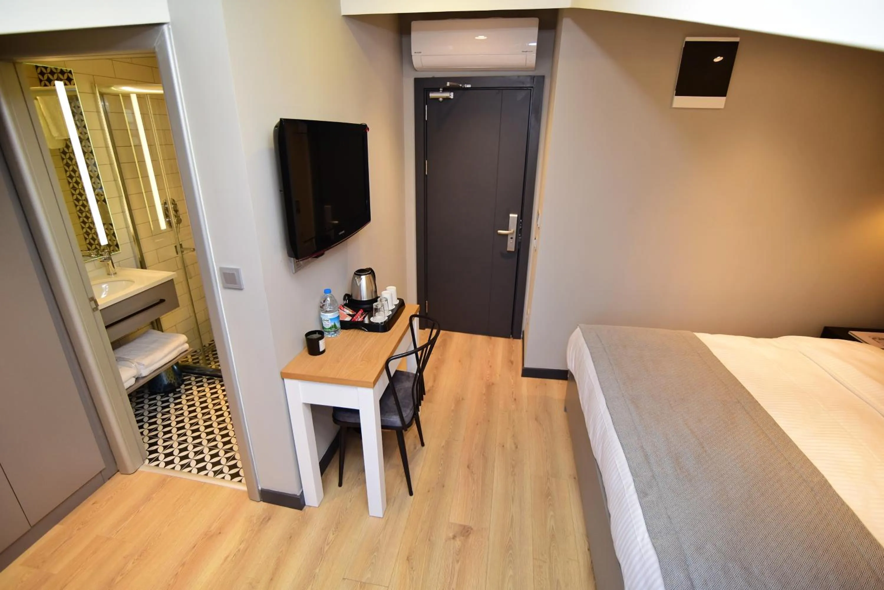 Photo of the whole room, Bed in The Row Taksim Hotel