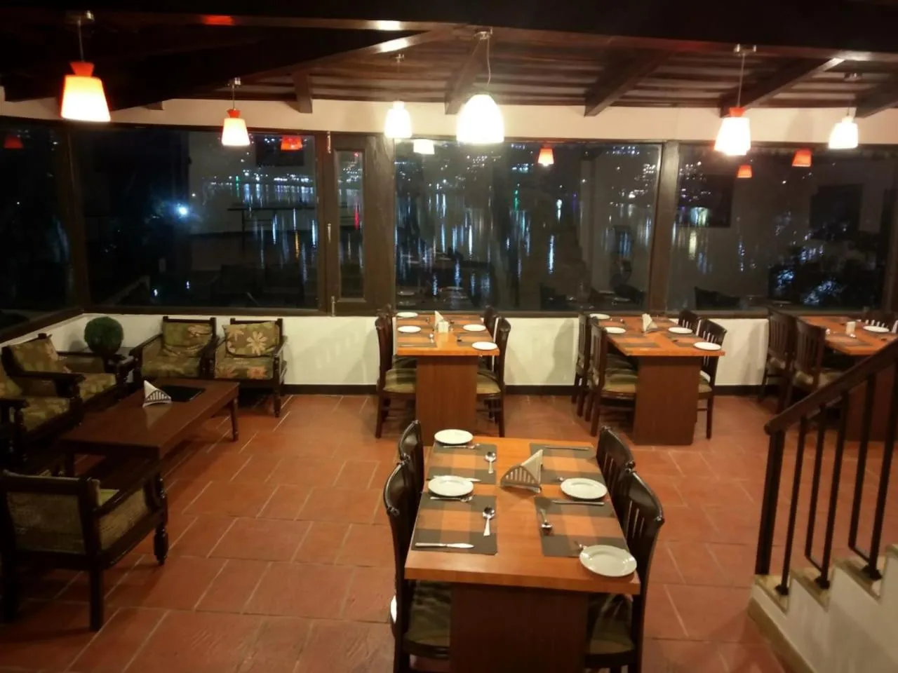 Restaurant/places to eat in Manu Maharani Regency