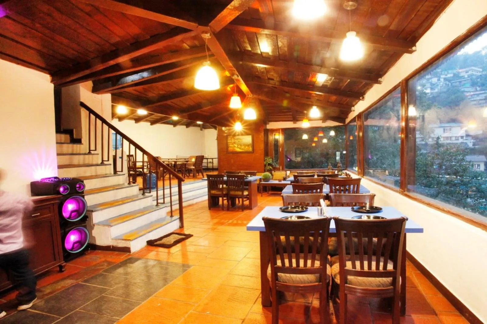 Restaurant/places to eat in Manu Maharani Regency