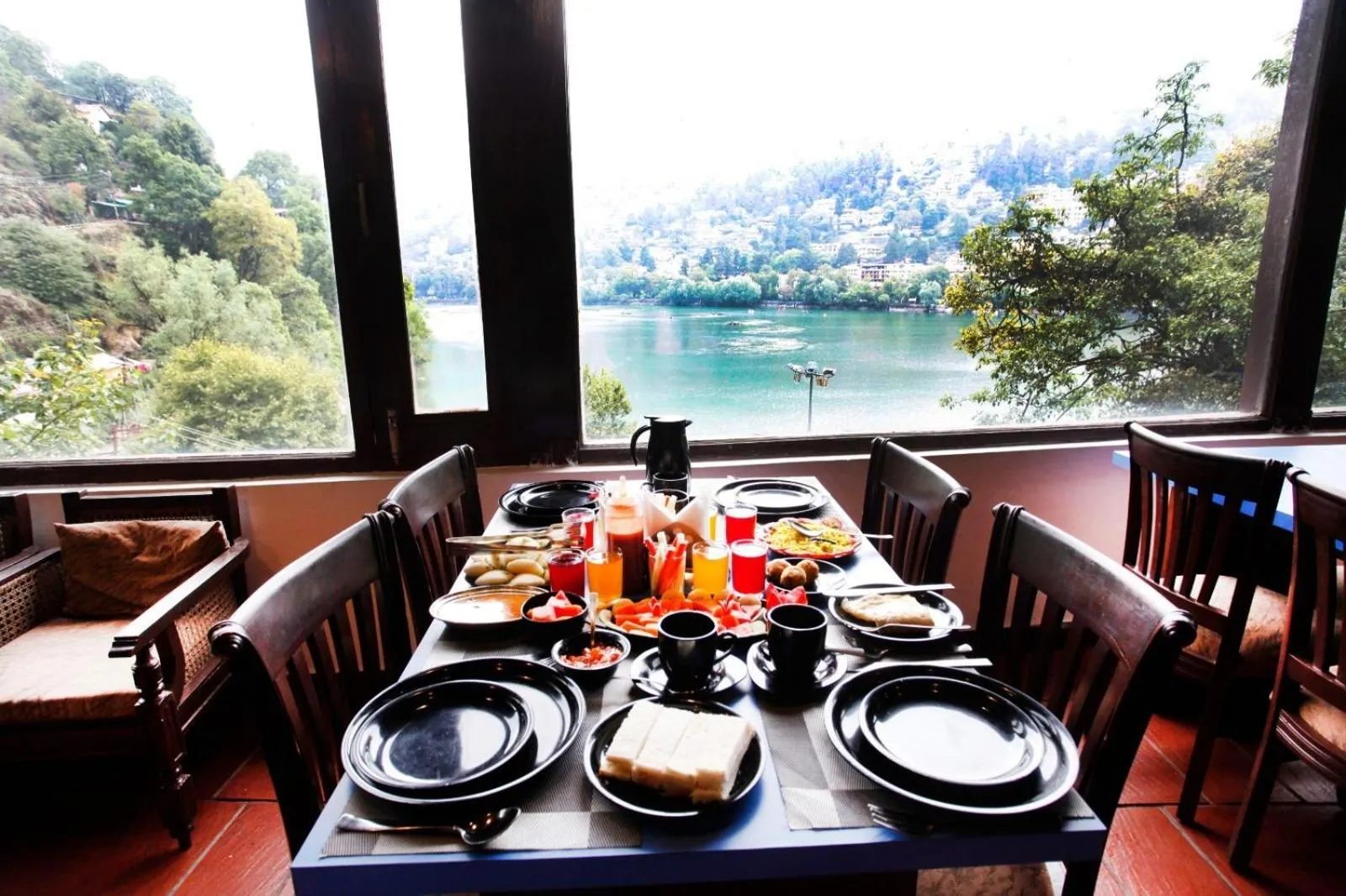 Restaurant/places to eat in Manu Maharani Regency