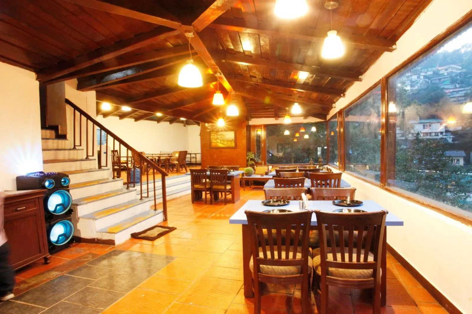 Restaurant/places to eat in Manu Maharani Regency