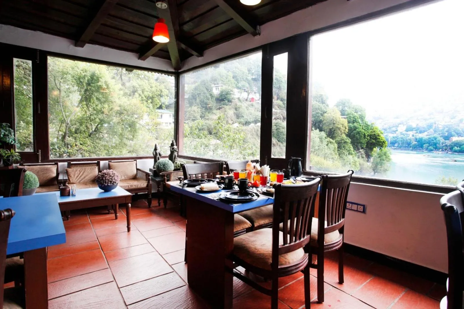 Restaurant/places to eat in Manu Maharani Regency