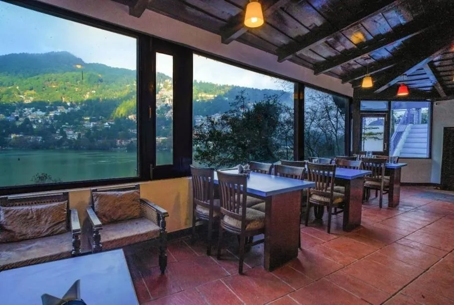 Restaurant/places to eat in Manu Maharani Regency