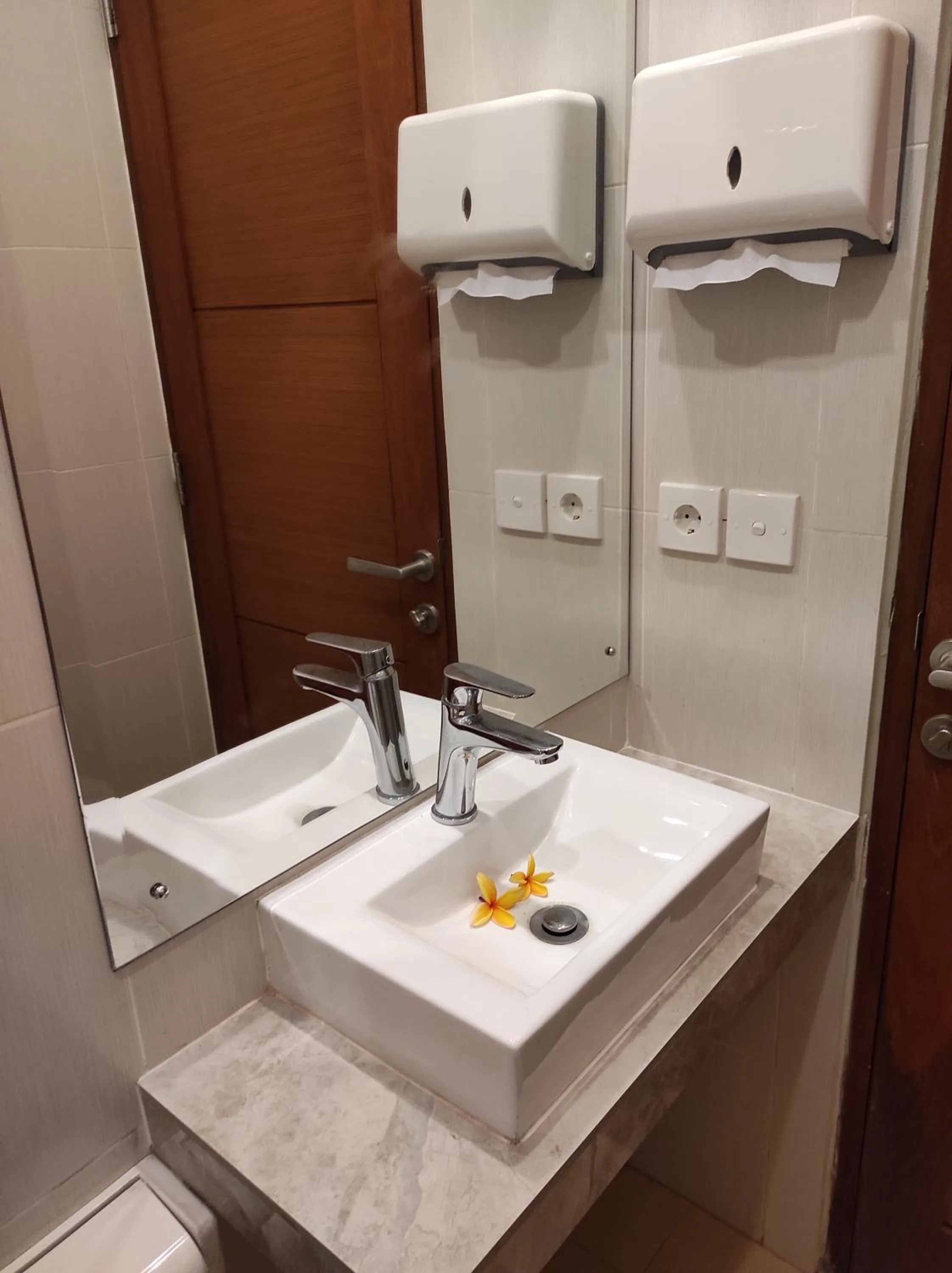 Shower in Kubu Di-Kayla's