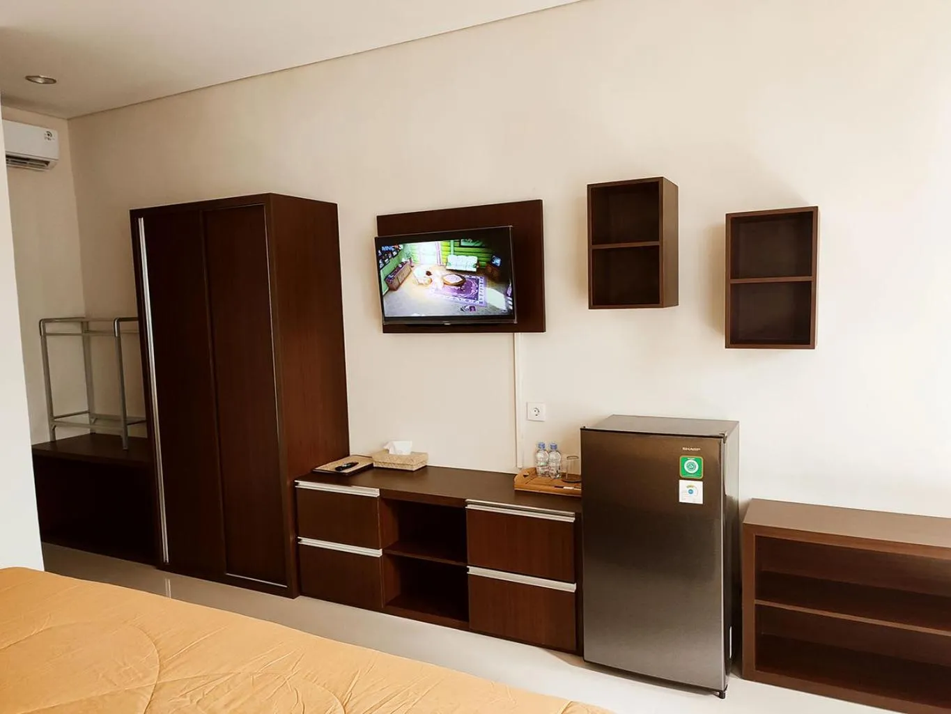 Communal lounge/ TV room in Kubu Di-Kayla's