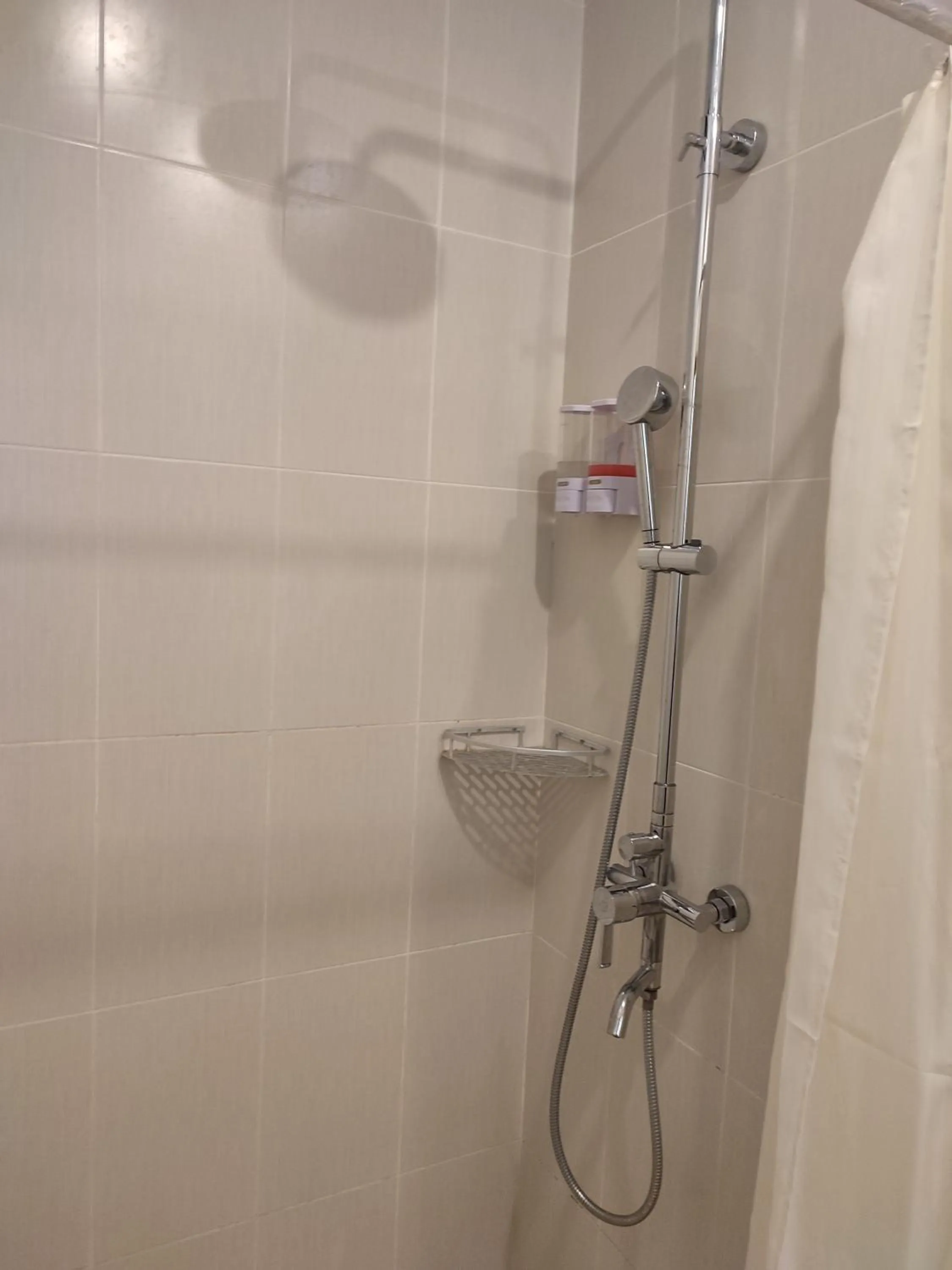 Shower in Kubu Di-Kayla's