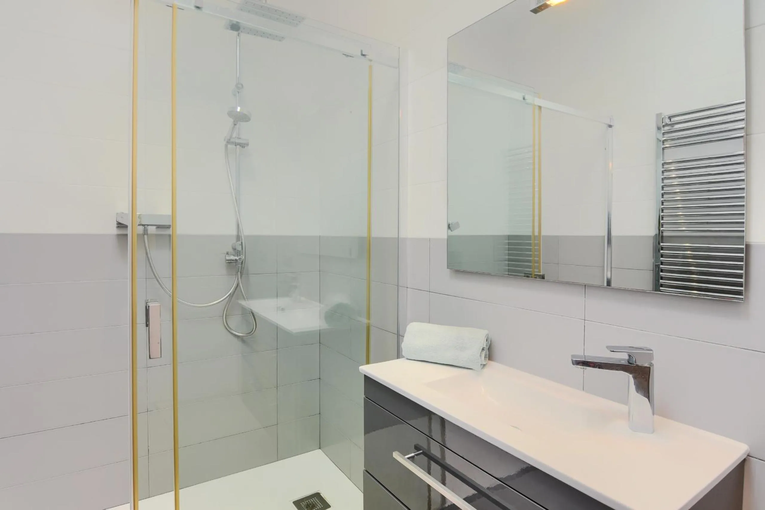 Bathroom in Graham Holiday Rentals - Baladrar