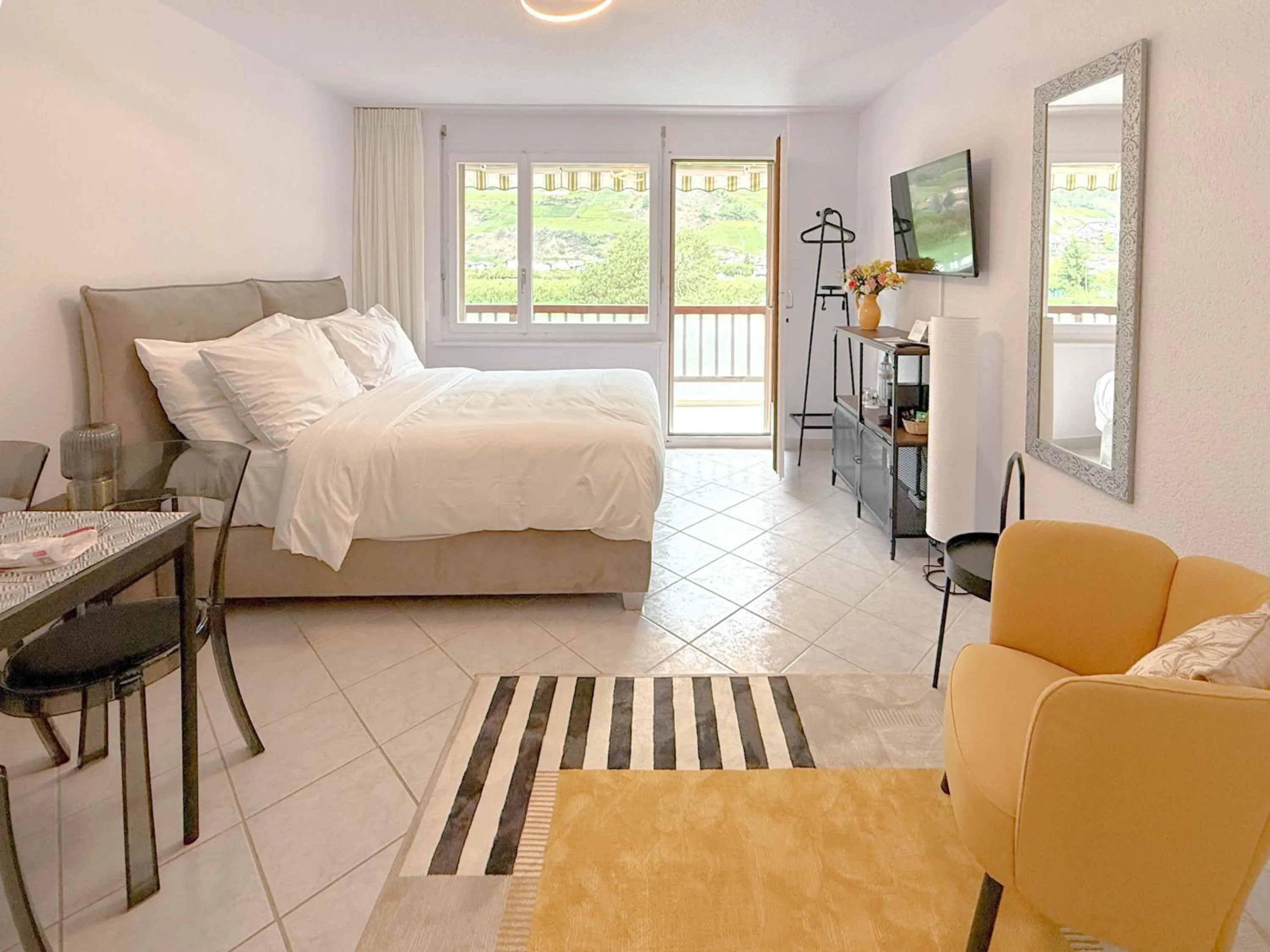 Bedroom, Bed in Hôtel des Bains de Saillon