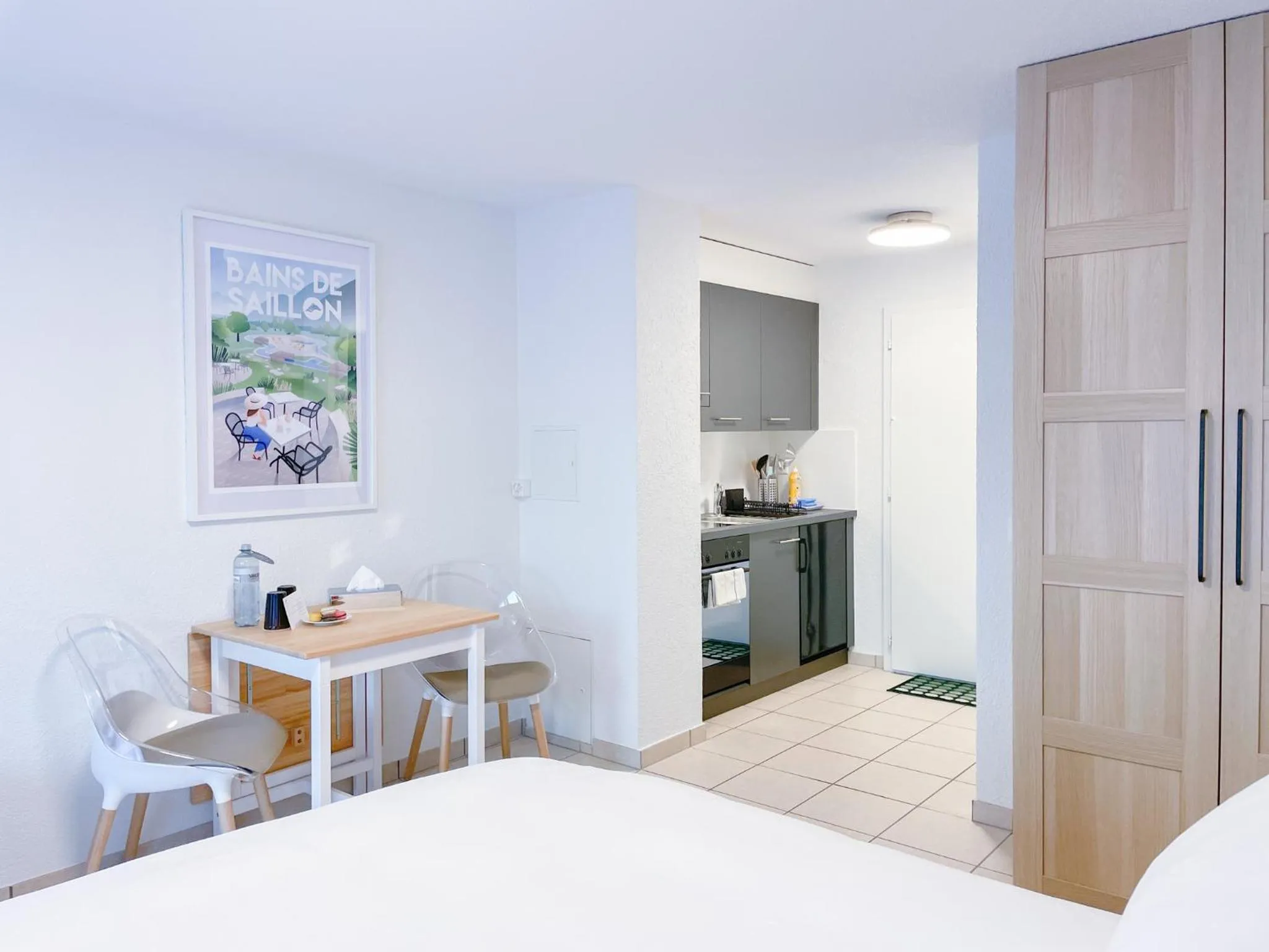 Kitchen or kitchenette, Bed in Hôtel des Bains de Saillon