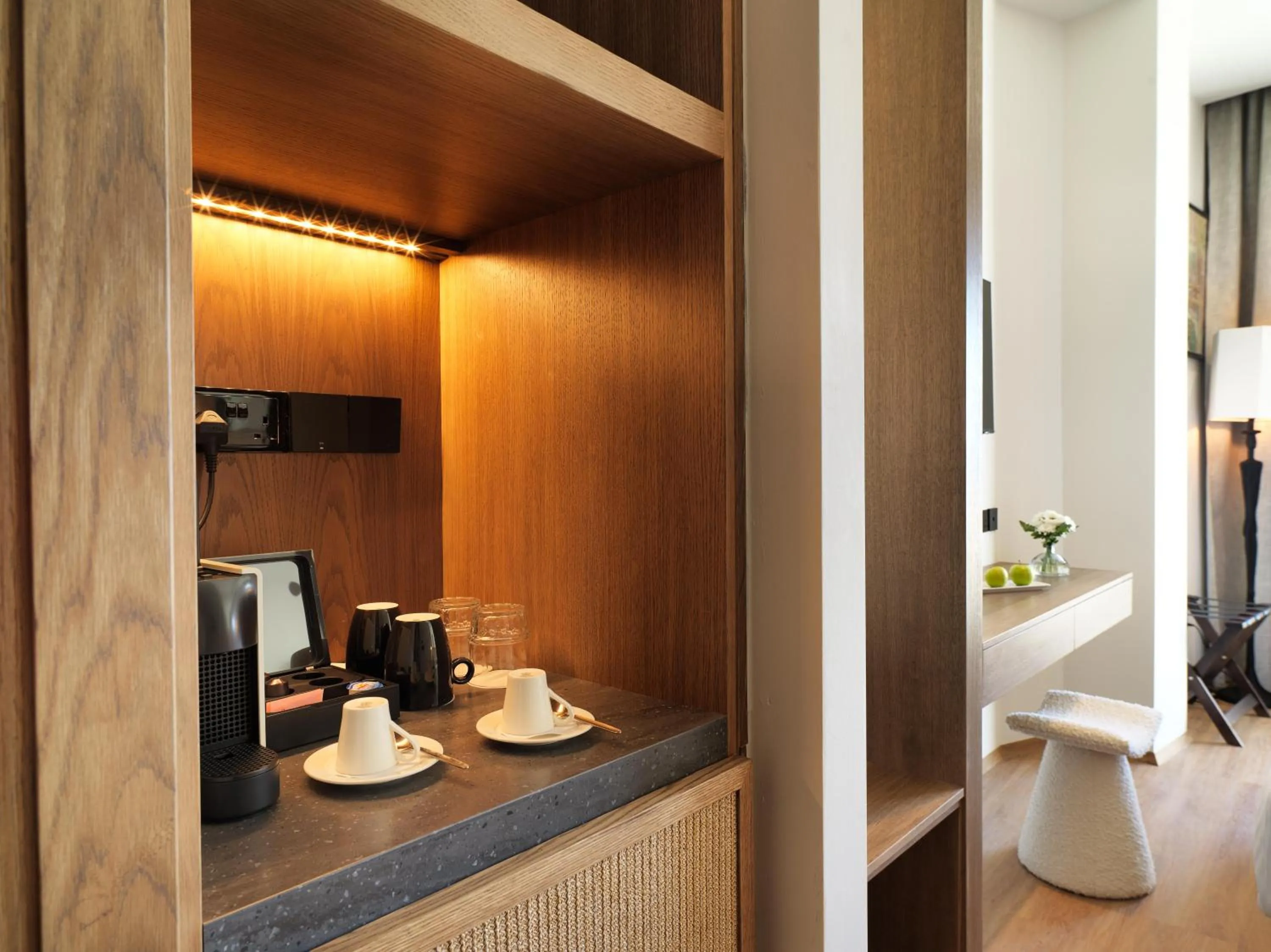 Coffee/tea facilities in Leonardo Boutique Hotel Larnaca