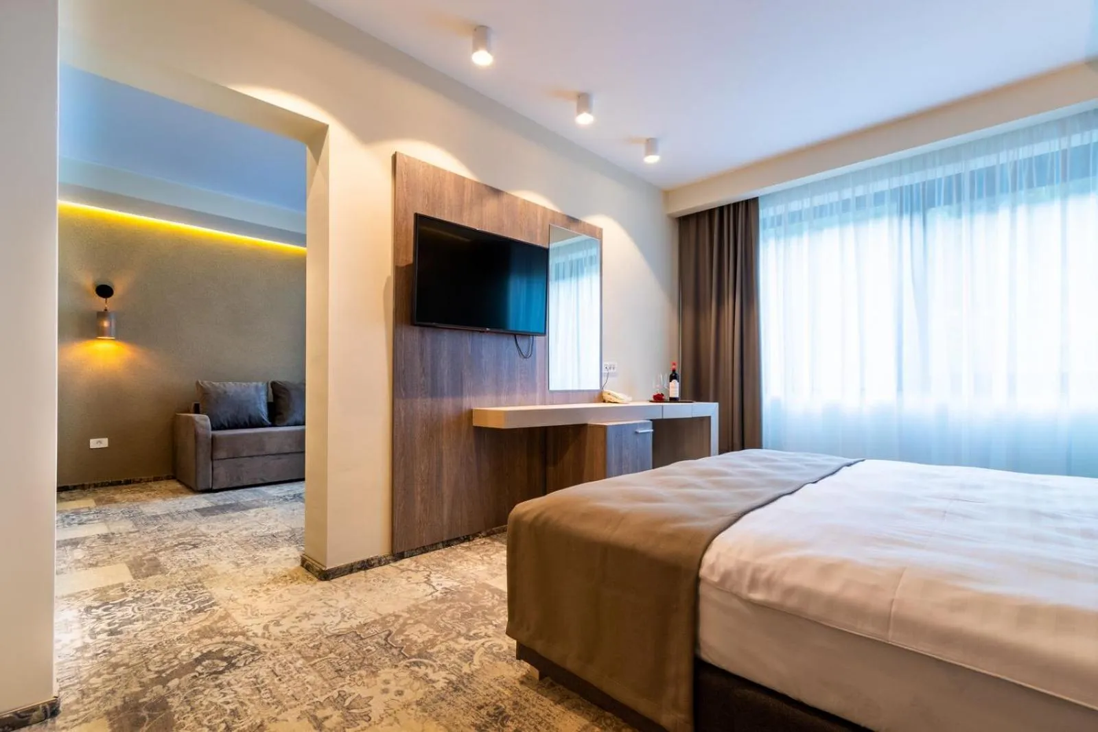 Communal lounge/ TV room, Bed in Hotel IZVOARE Caciulata