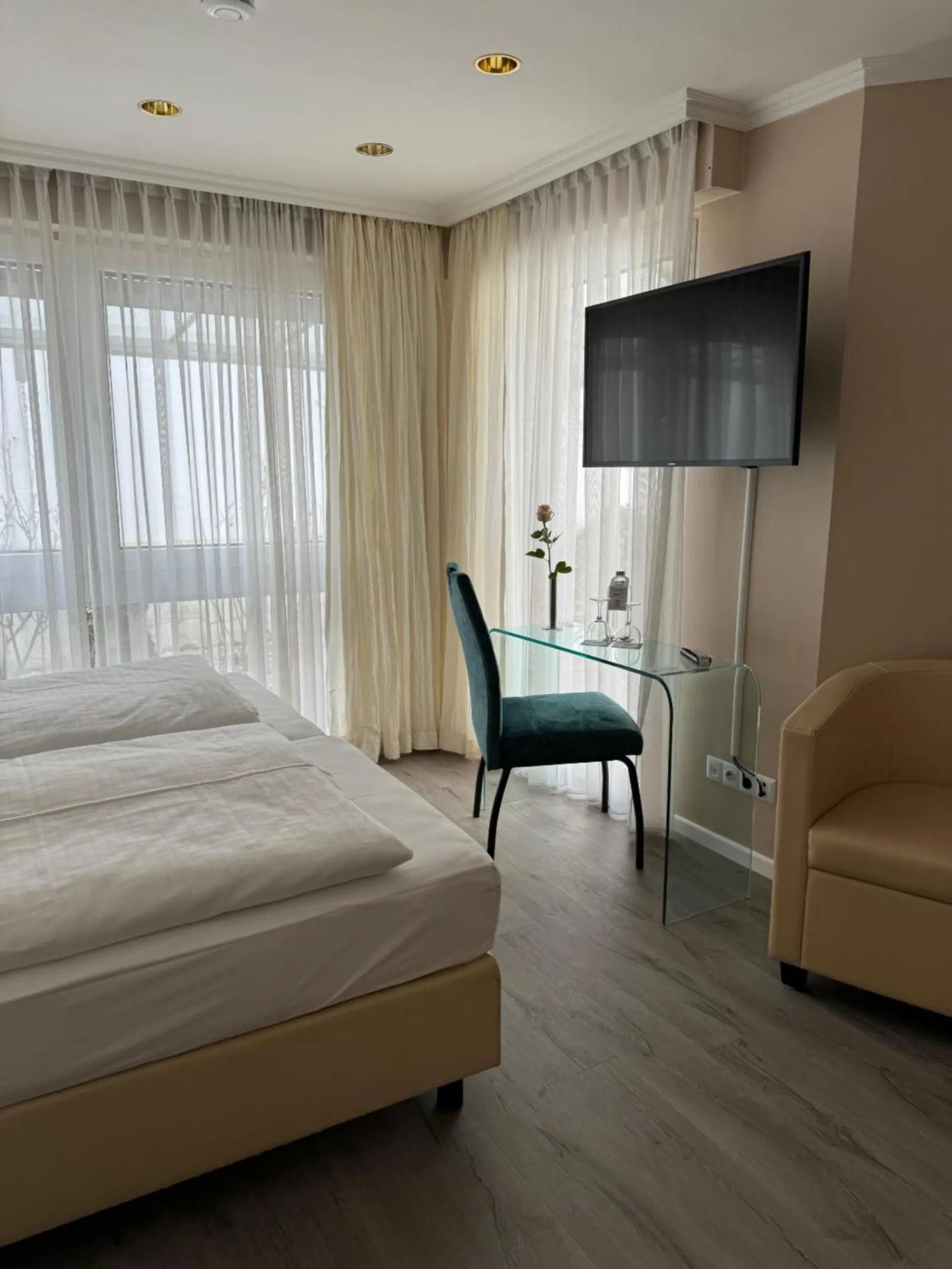 Seating area, Bed in Cityhotel Kaiser Karl Aachen