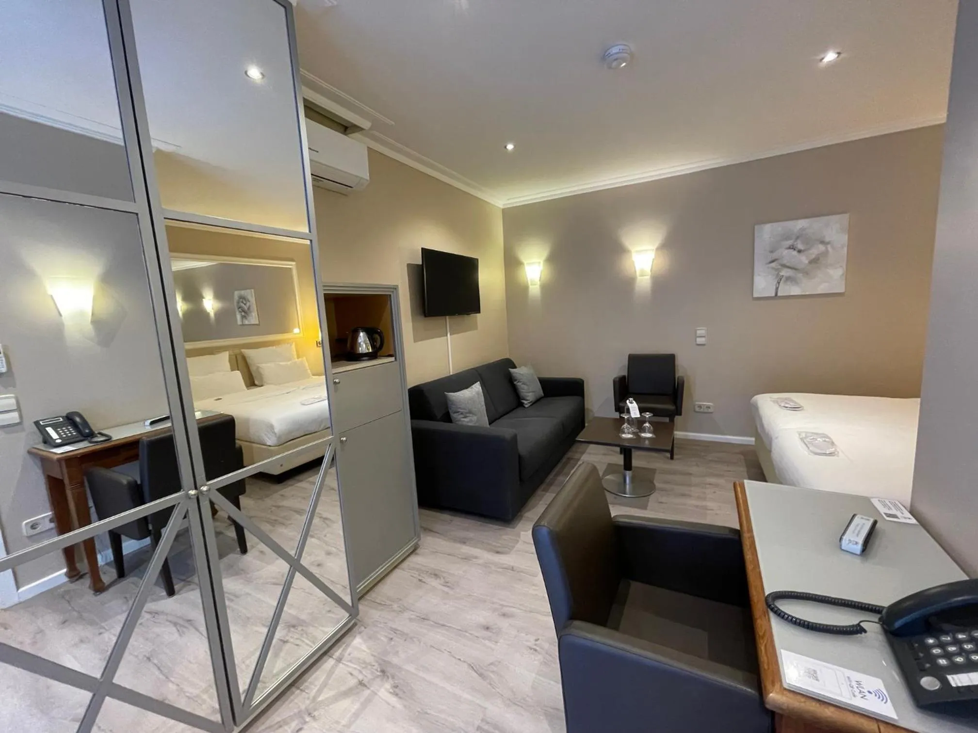 Photo of the whole room in Cityhotel Kaiser Karl Aachen