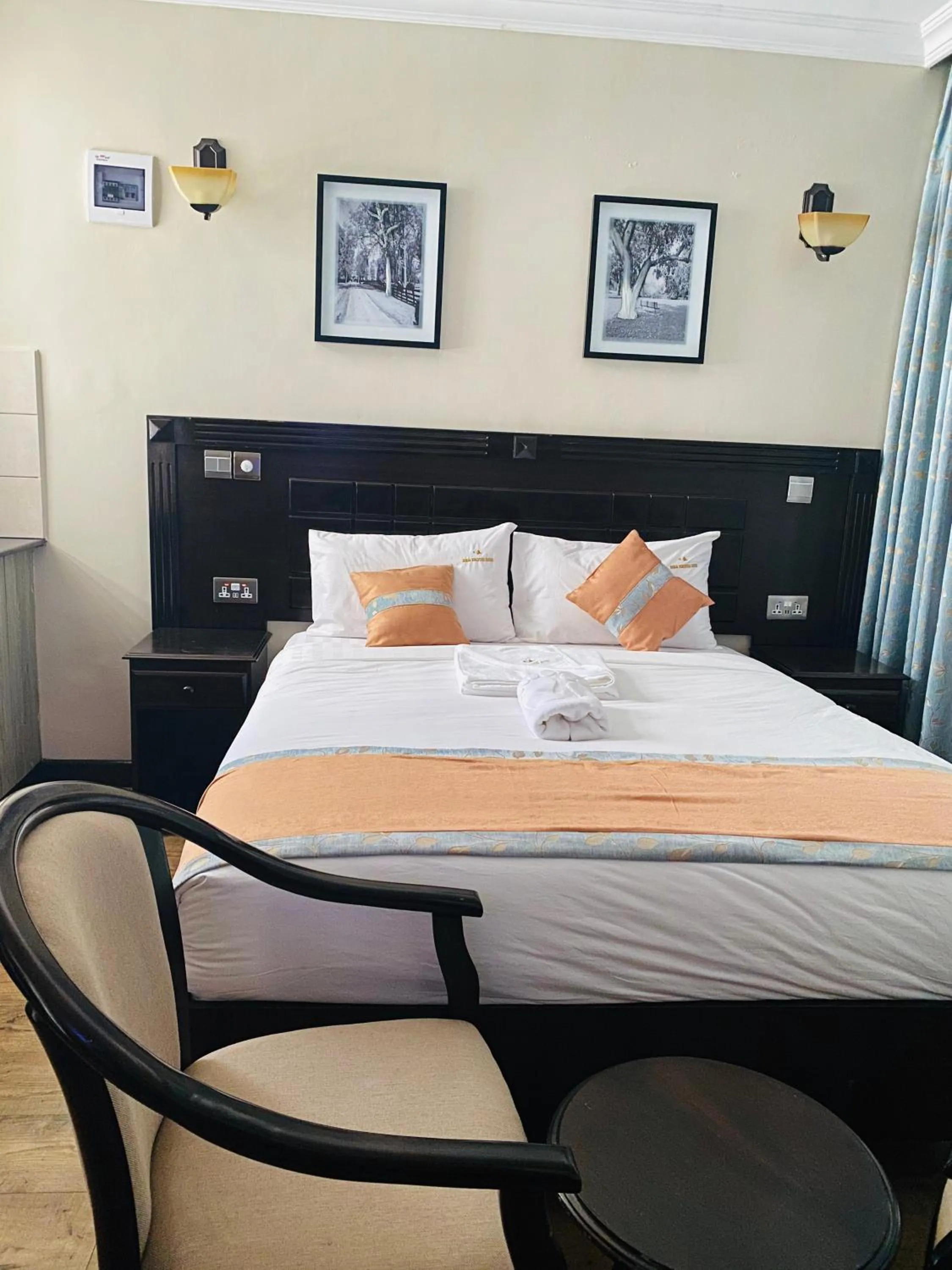 Bedroom, Bed in Hemak Suites