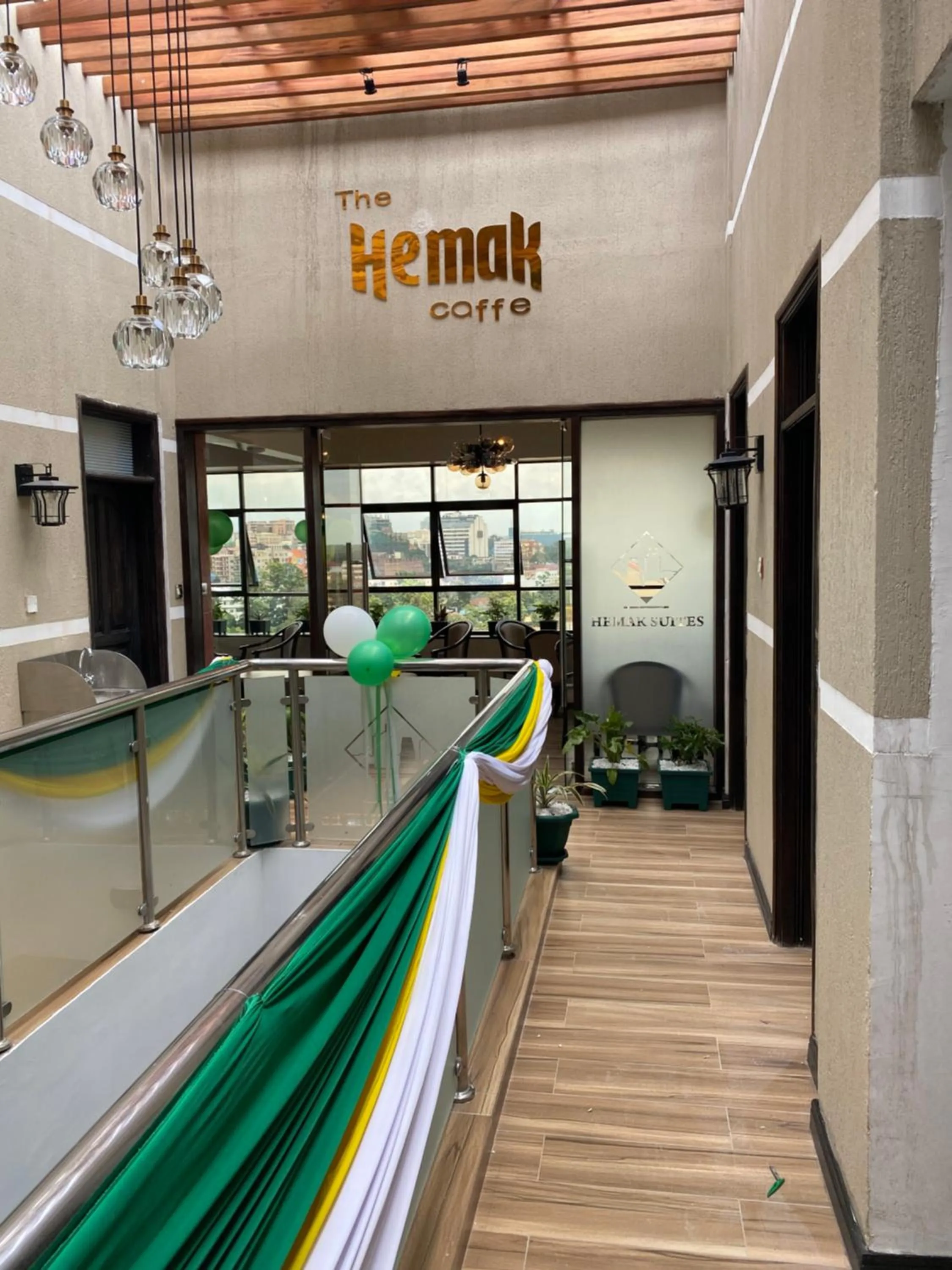 Restaurant/places to eat in Hemak Suites