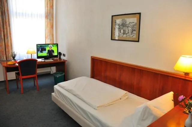 Photo of the whole room, Bed in Brocki's Hotel Stadt Hamburg