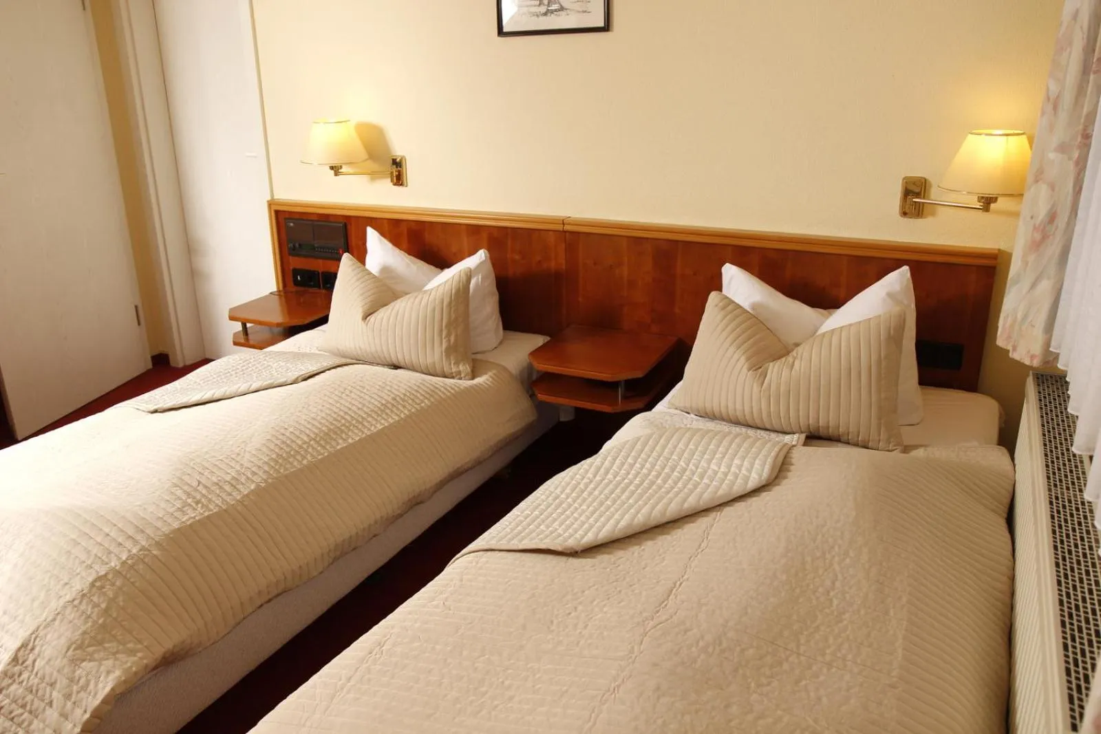 Photo of the whole room, Bed in Brocki's Hotel Stadt Hamburg