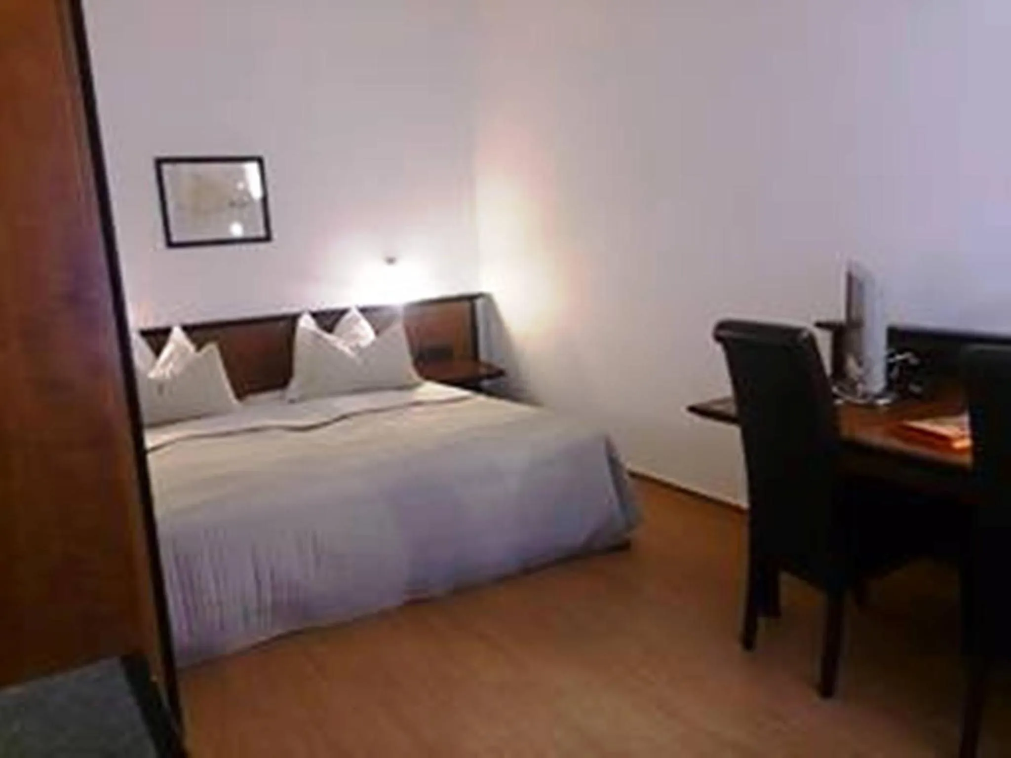 Photo of the whole room, Bed in Brocki's Hotel Stadt Hamburg