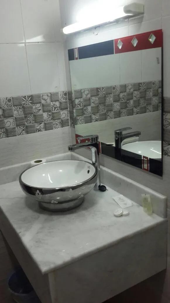Bathroom in Al Jabal Hotel