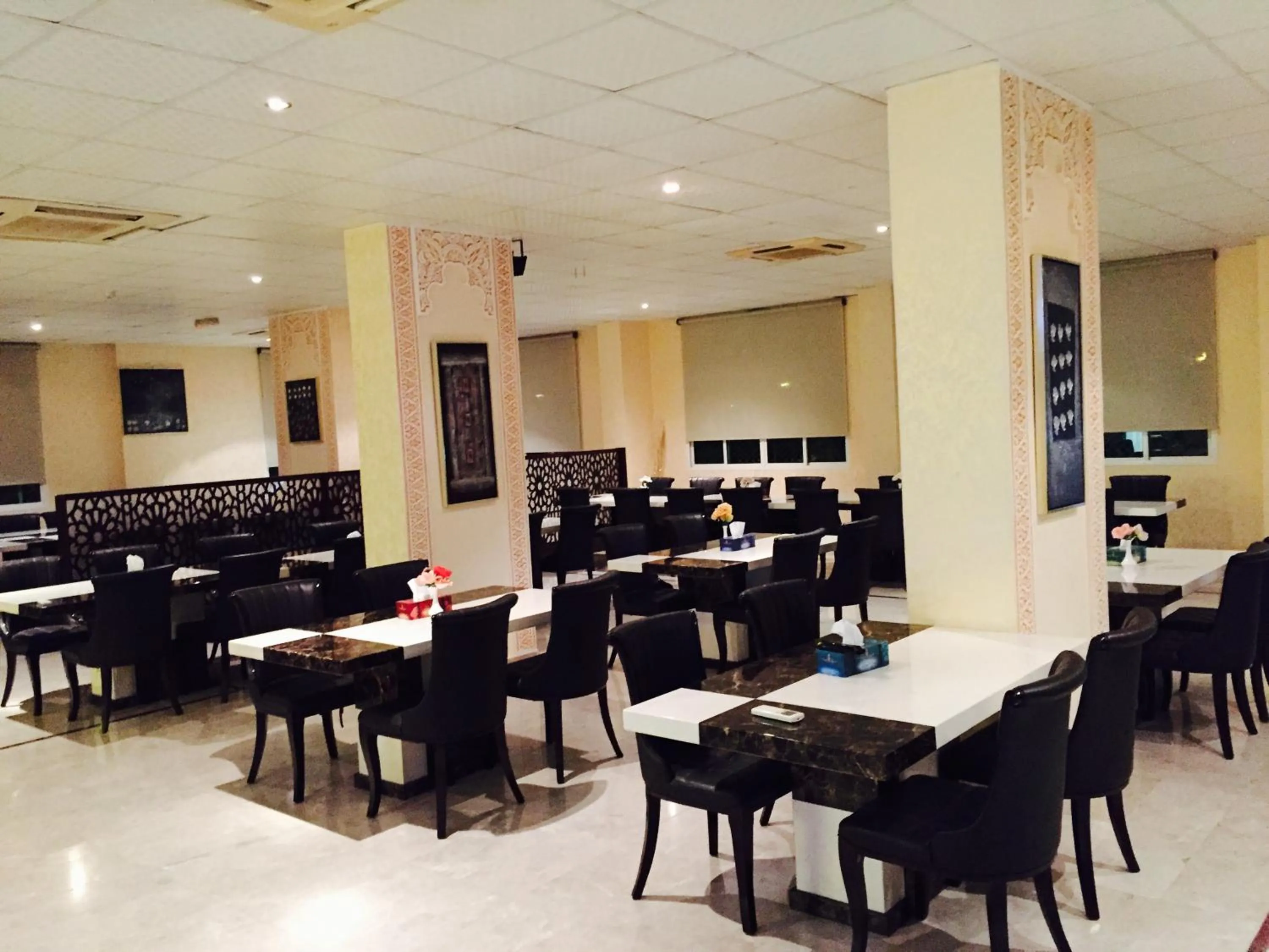 Restaurant/places to eat in Al Jabal Hotel