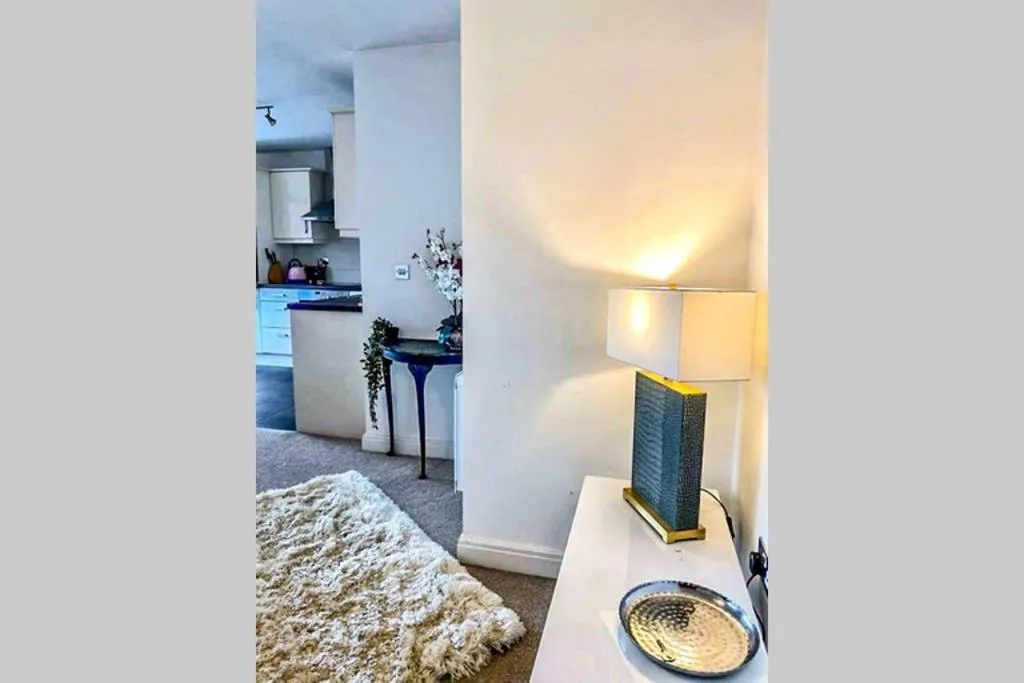 Kitchen or kitchenette, Bed in Chester City Centre Waterfront Apartment