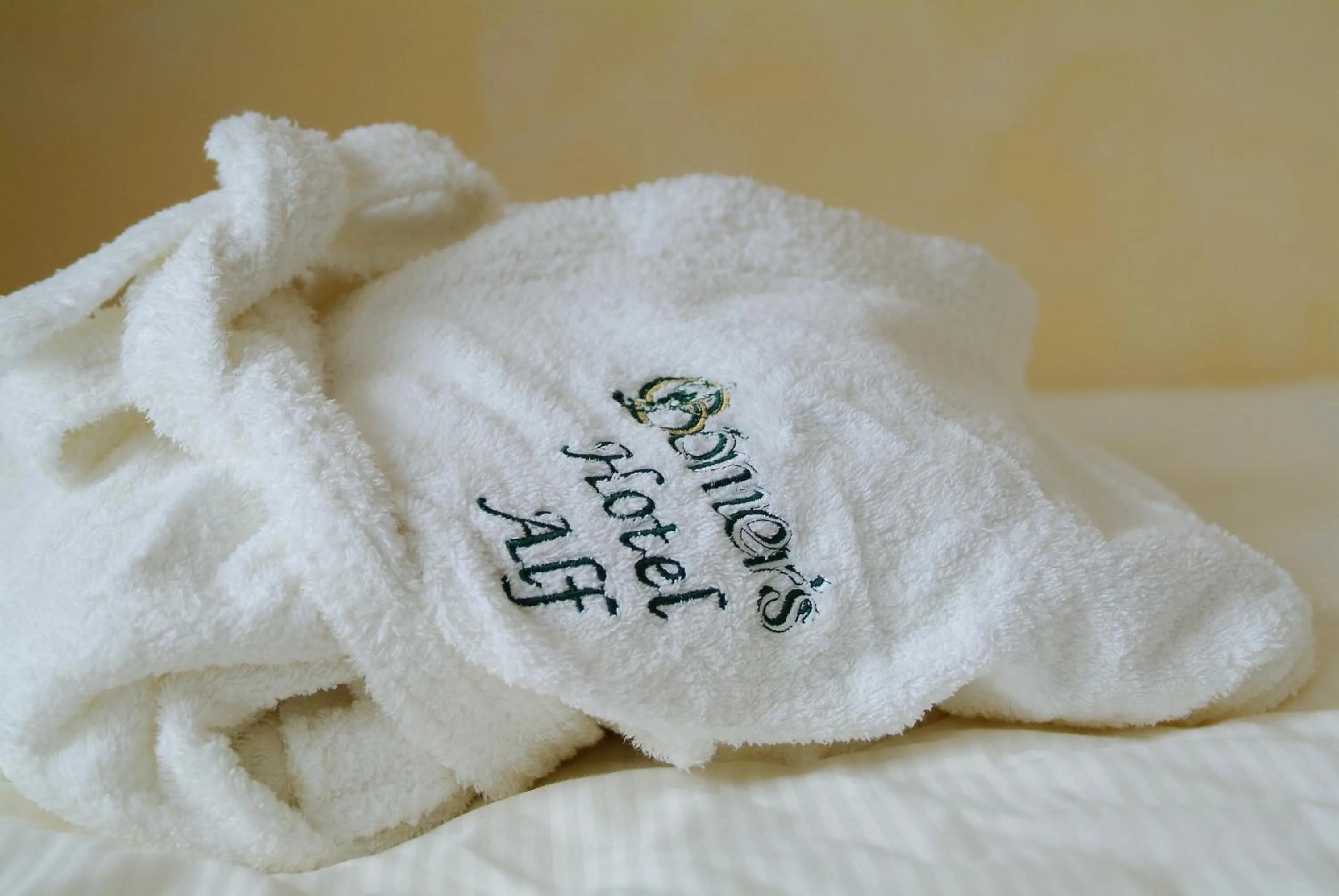 Bathroom, Bed in Ringhotel Bömers Mosel Landhotel