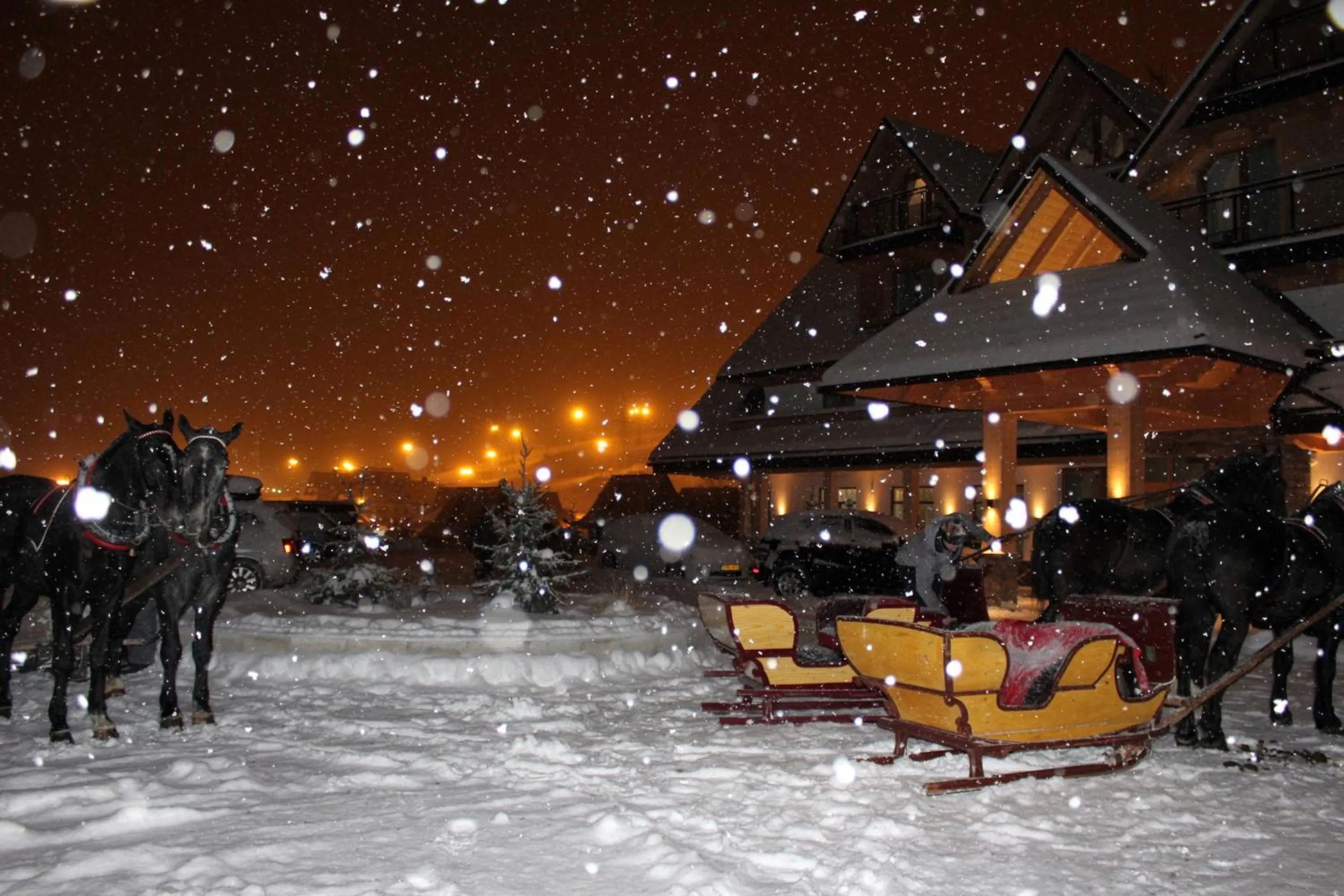 Property building in Askana