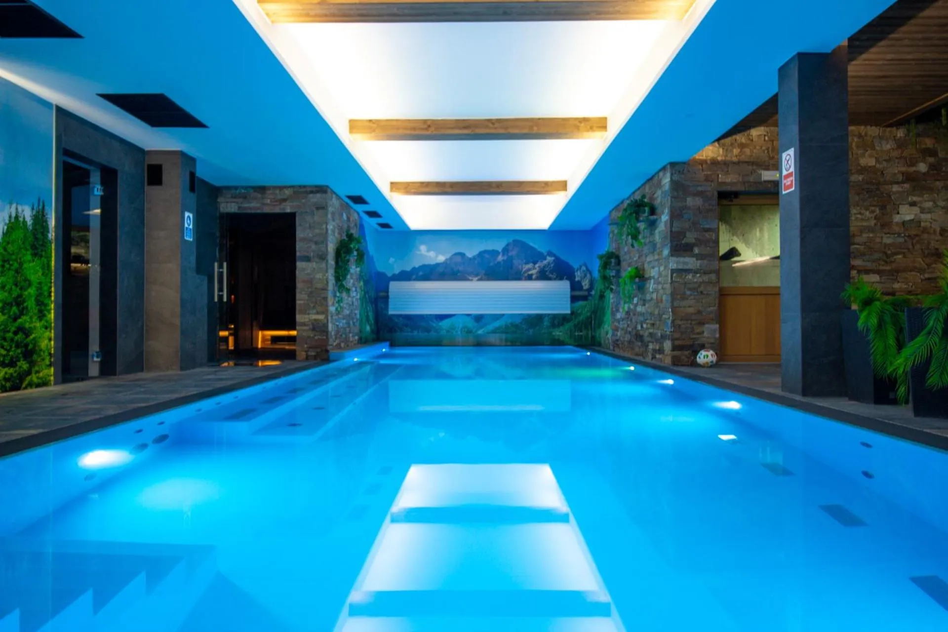 Swimming pool in Askana