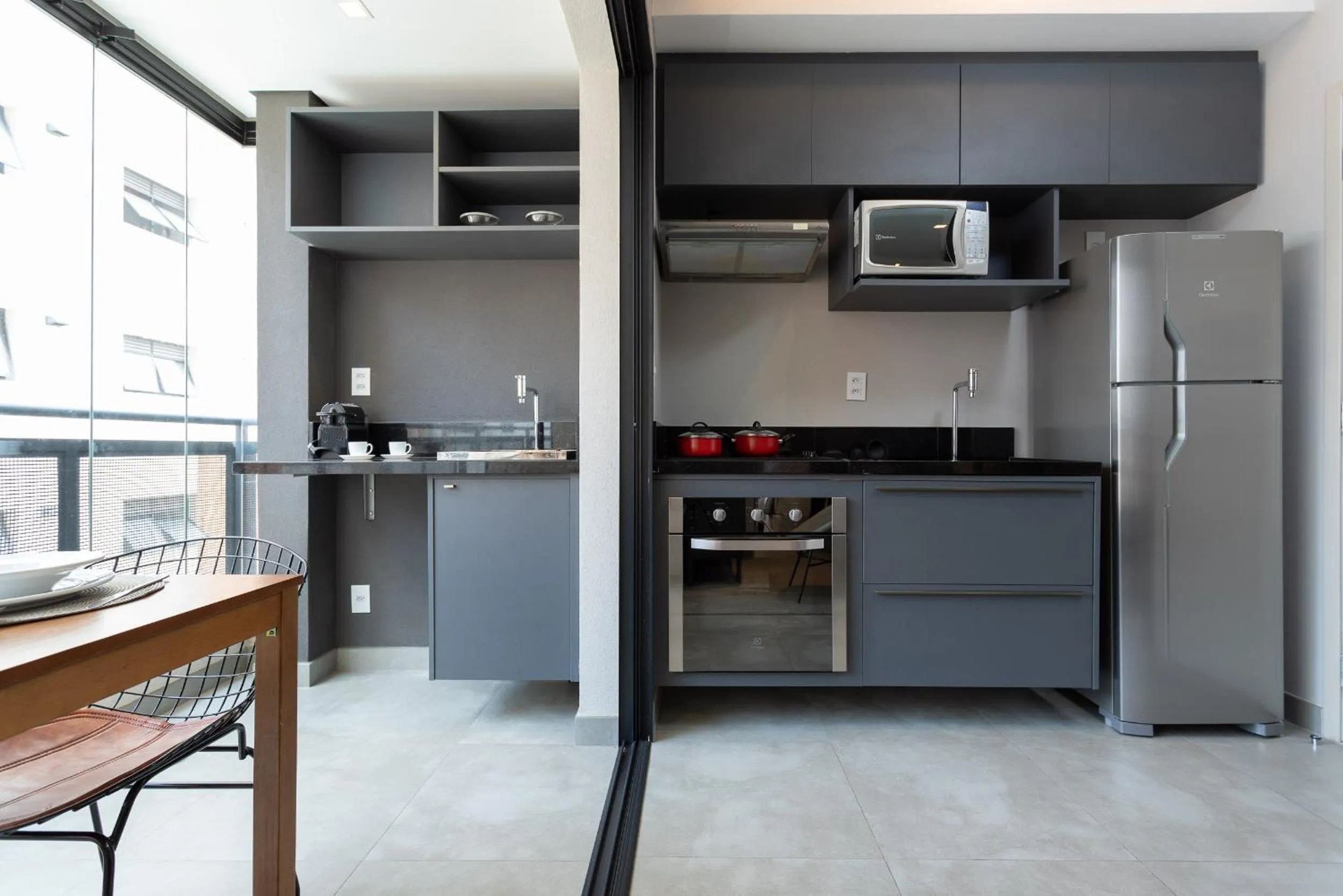 Kitchen or kitchenette in Charlie Cobogó Pinheiros