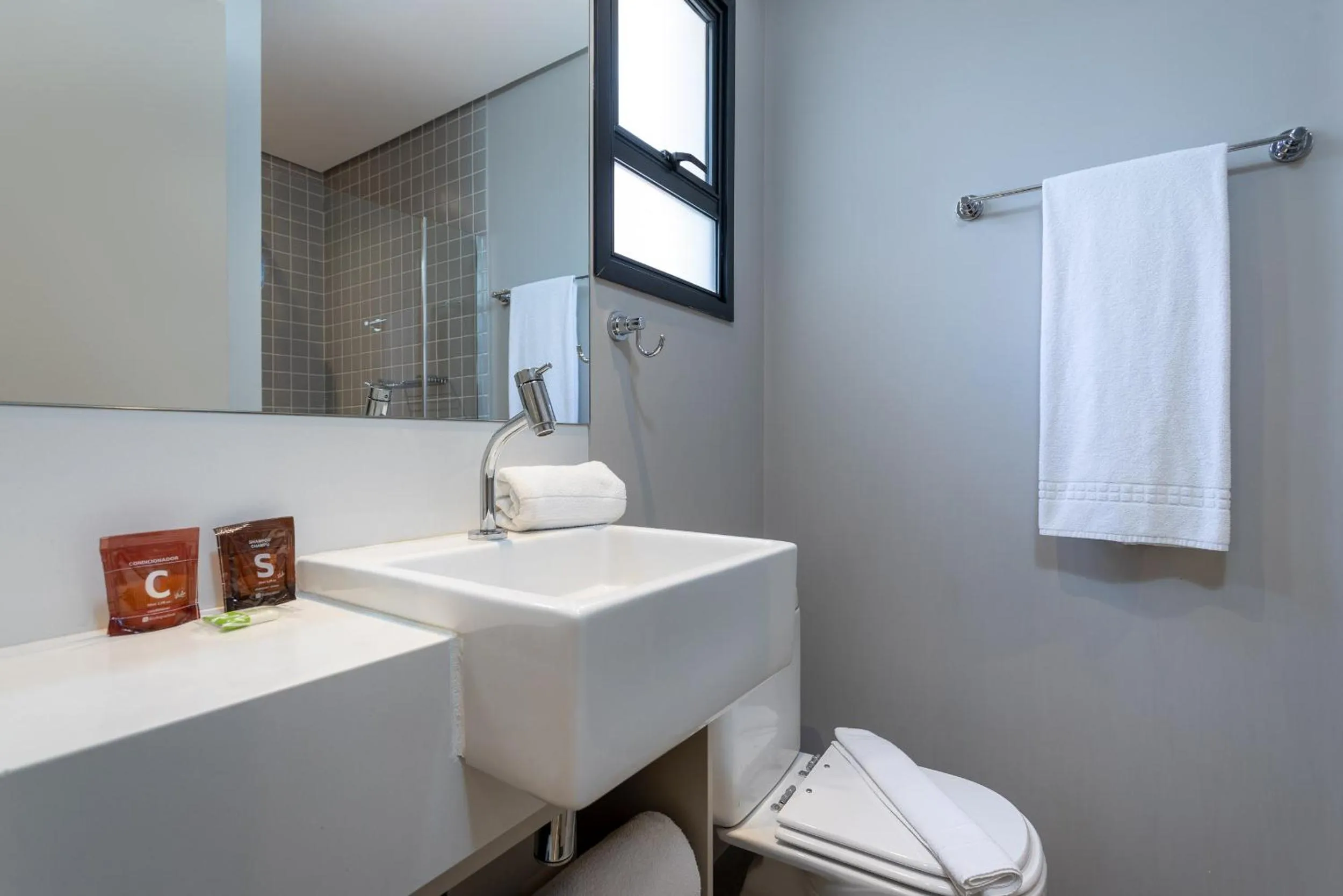 Shower in Charlie Cobogó Pinheiros