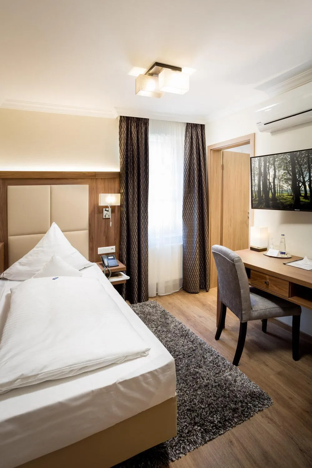 Photo of the whole room, Bed in Hotel-Gasthof Höttl