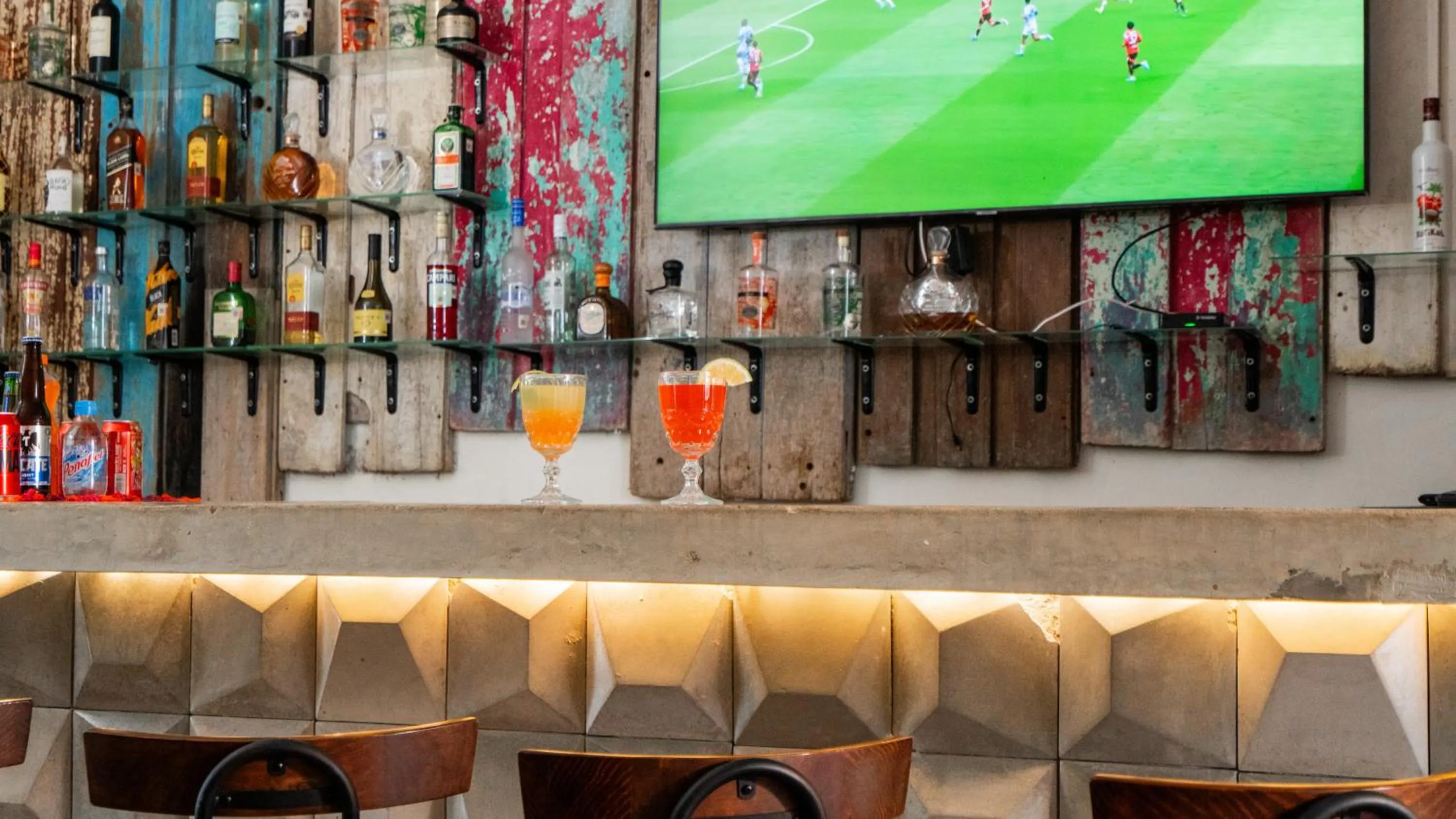 Drinks in Hotel Unknown