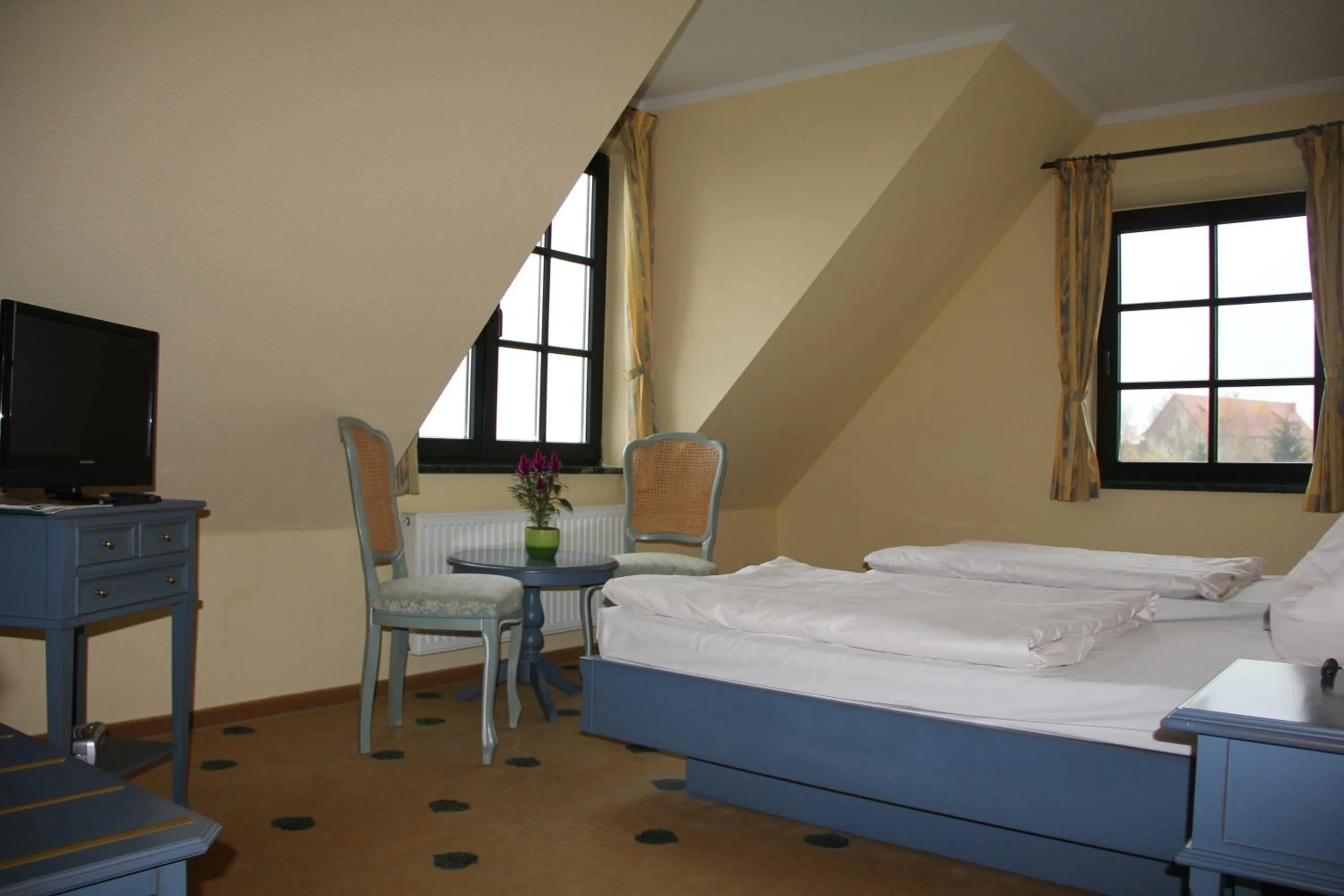 Photo of the whole room, Bed in Müritz Landhotel Grüner Baum