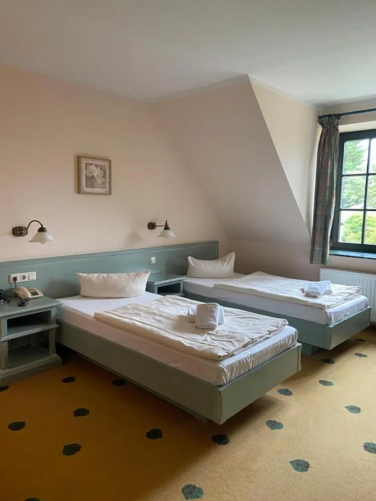 Photo of the whole room, Bed in Müritz Landhotel Grüner Baum