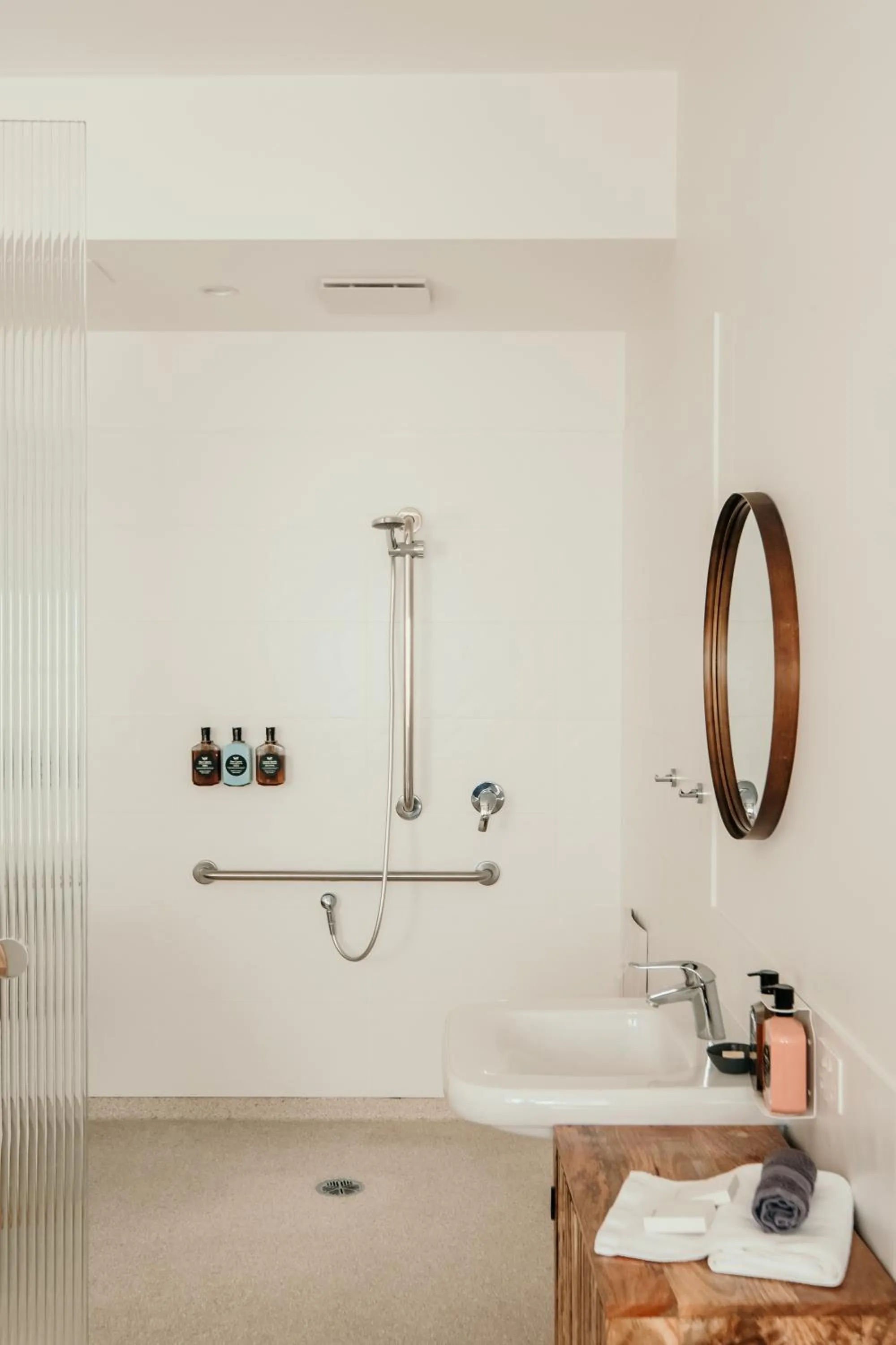 Shower in The Oak & Anchor Hotel