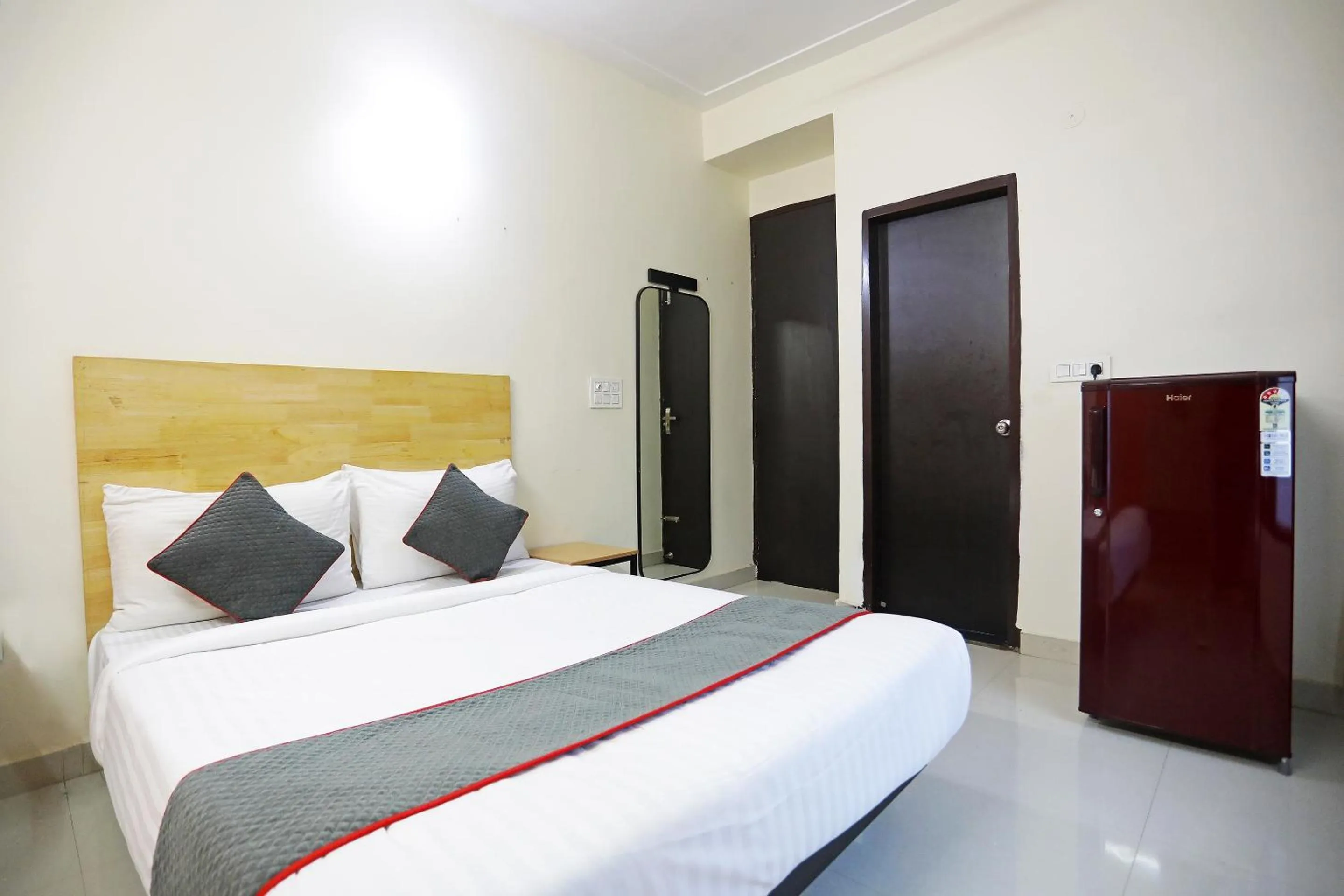 Bedroom, Bed in Super Townhouse Cloud Bay, Near Genpact, Sector-69, Gurgaon